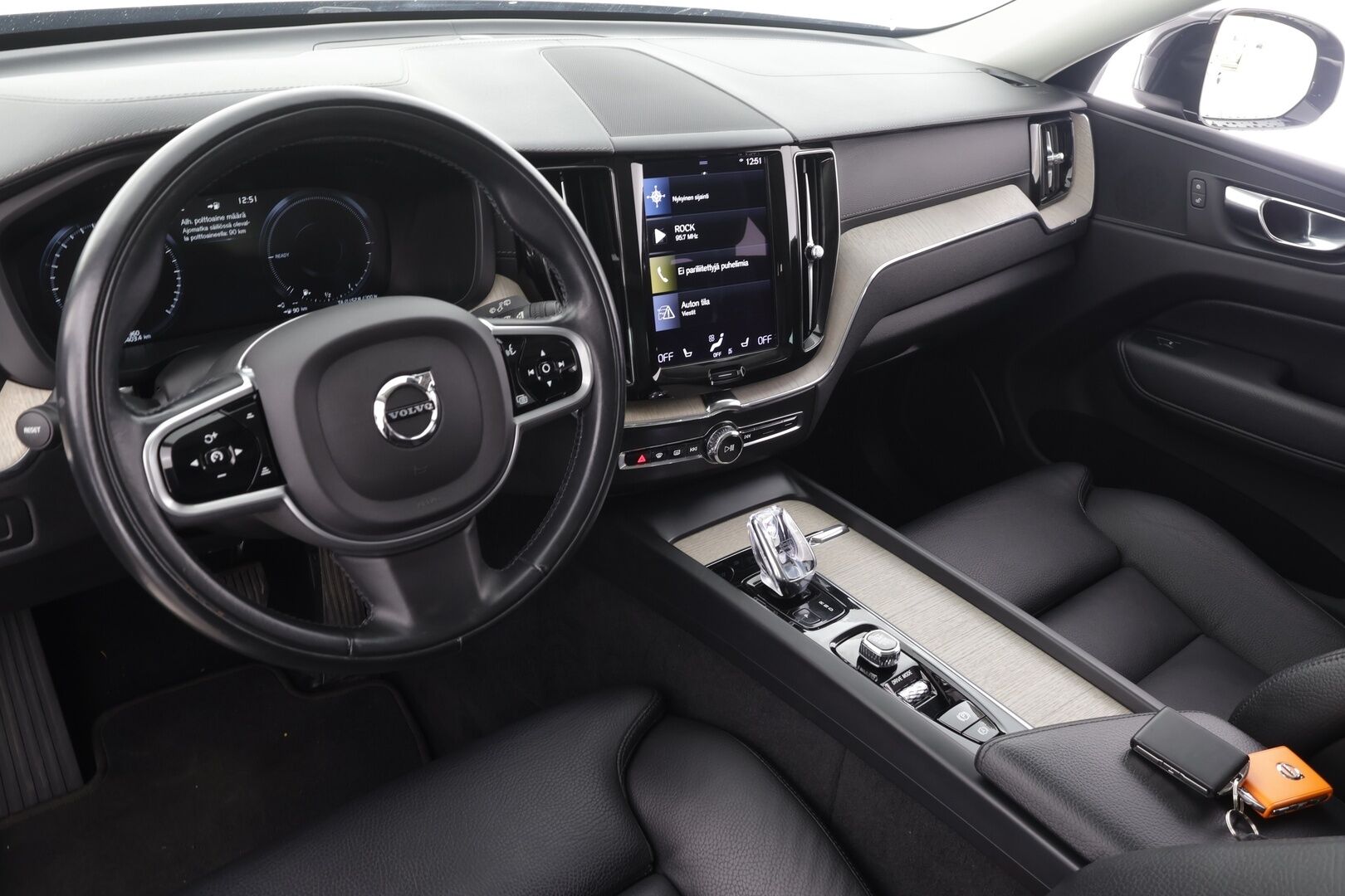 Volvo XC60 2021 T6 TwE AWD Business Inscription aut. - | Panorama | Webasto | Koukku | ACC | LED | P.Kamera | Sporttipenkki Muistilla | Navi | Kaistavahti | Keyless | 1-om Suomi-auto | 2x Latauskaapelit | Kahdet renkaat | Merkkihuollot |