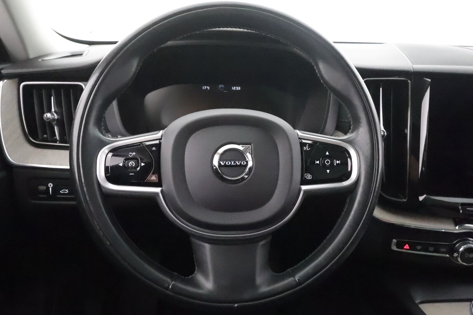Volvo XC60 2021 T6 TwE AWD Business Inscription aut. - | Panorama | Webasto | Koukku | ACC | LED | P.Kamera | Sporttipenkki Muistilla | Navi | Kaistavahti | Keyless | 1-om Suomi-auto | 2x Latauskaapelit | Kahdet renkaat | Merkkihuollot |