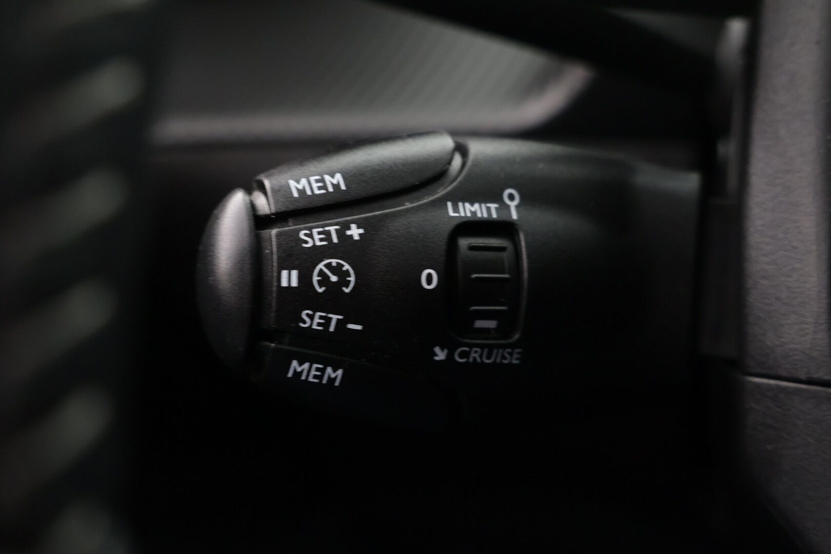 Peugeot 2008 2021 Active Pack Motion PureTech 130 EAT8-automaatti - | Lohko + sisä | Vakkari | P.kamera | 2.Om Suomi-auto |