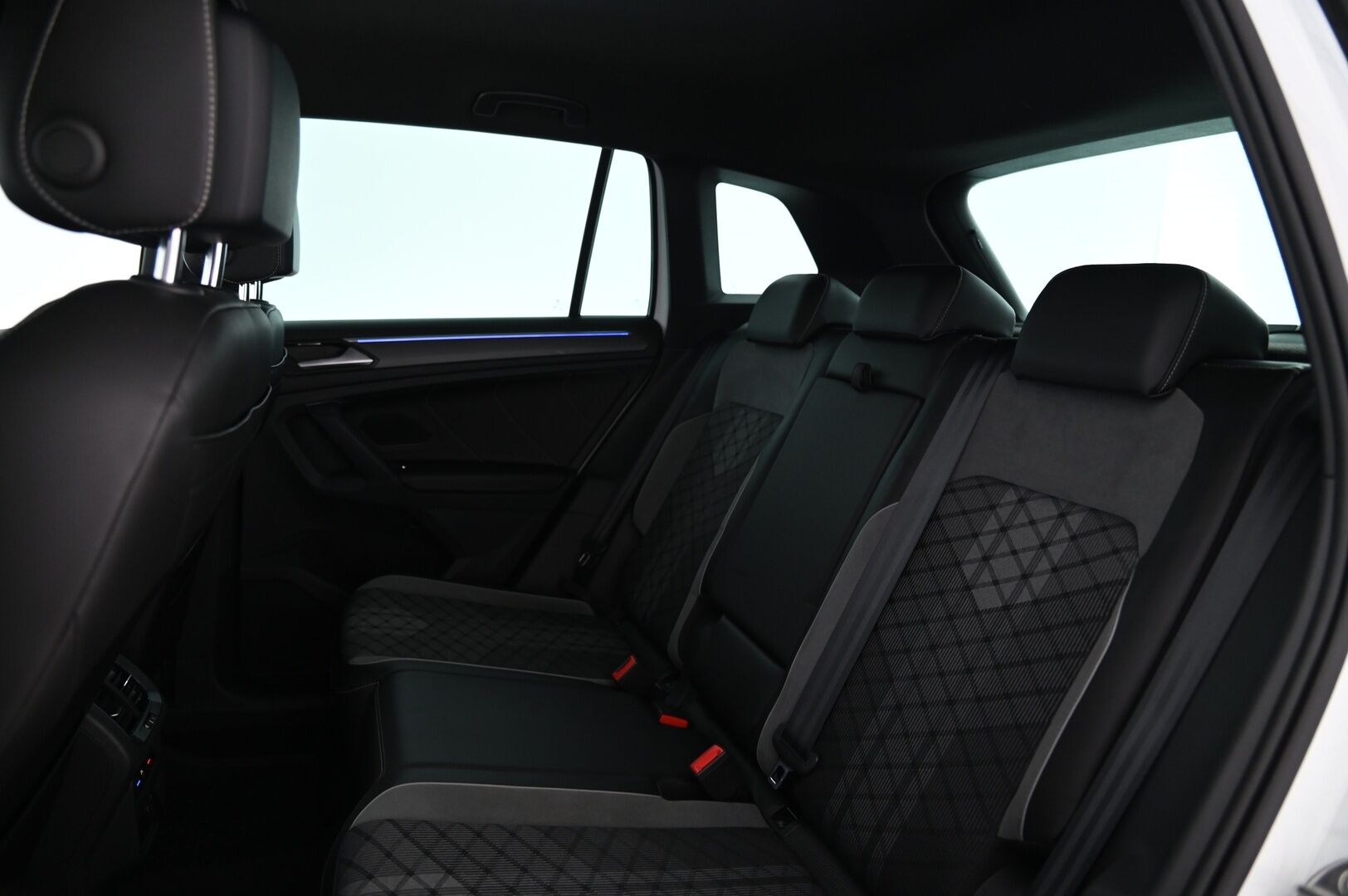 Volkswagen Tiguan 2021 R-Line eHybrid 180 kW DSG-autm **Adapt.vakkari / Matrix LED / P.tutkat / Digimittaristo / Sporttipenkit / KeylessGo** - Akku kuntotarkastettu / Suomi-auto / Kahdet renkaat aluvanteilla