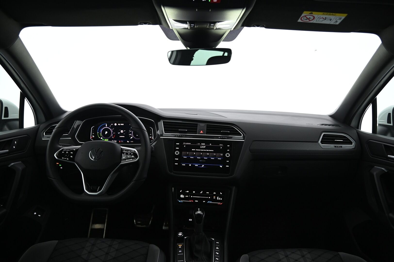 Volkswagen Tiguan 2021 R-Line eHybrid 180 kW DSG-autm **Adapt.vakkari / Matrix LED / P.tutkat / Digimittaristo / Sporttipenkit / KeylessGo** - SoH 94.5% / Juuri huollettu / Seuraava katsastus 05/27 / Suomi-auto / Kahdet renkaat aluvanteilla