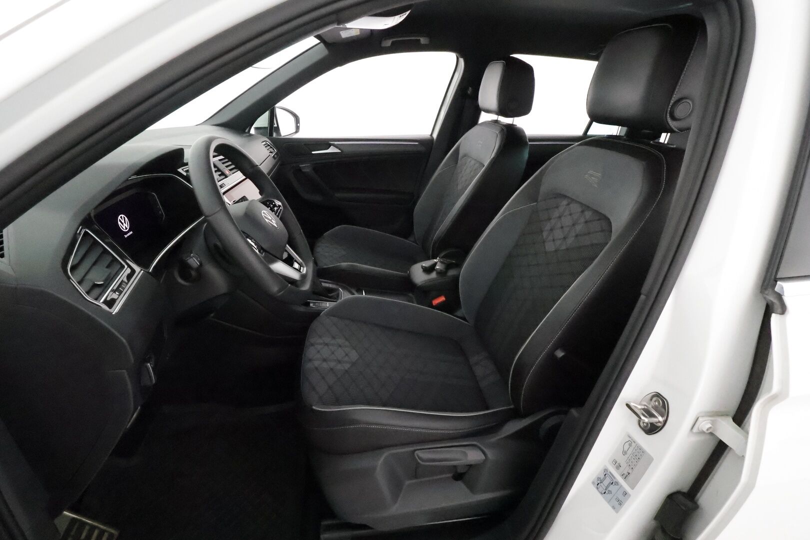 Volkswagen Tiguan 2021 R-Line eHybrid 180 kW DSG-autm **Adapt.vakkari / Matrix LED / P.tutkat / Digimittaristo / Sporttipenkit / KeylessGo** - Akku kuntotarkastettu / Suomi-auto / Kahdet renkaat aluvanteilla