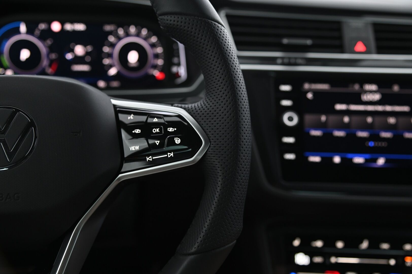 Volkswagen Tiguan 2021 R-Line eHybrid 180 kW DSG-autm **Adapt.vakkari / Matrix LED / P.tutkat / Digimittaristo / Sporttipenkit / KeylessGo** - Akku kuntotarkastettu / Suomi-auto / Kahdet renkaat aluvanteilla