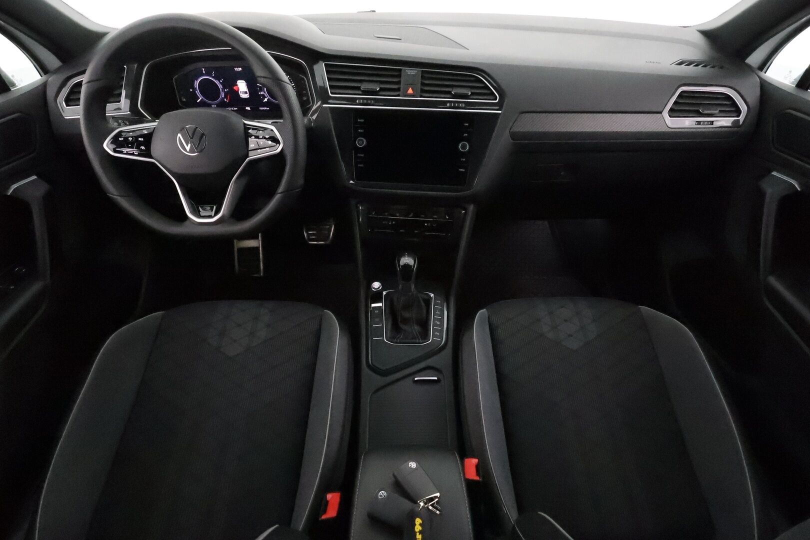 Volkswagen Tiguan 2021 R-Line eHybrid 180 kW DSG-autm **Adapt.vakkari / Matrix LED / P.tutkat / Digimittaristo / Sporttipenkit / KeylessGo** - Akku kuntotarkastettu / Suomi-auto / Kahdet renkaat aluvanteilla