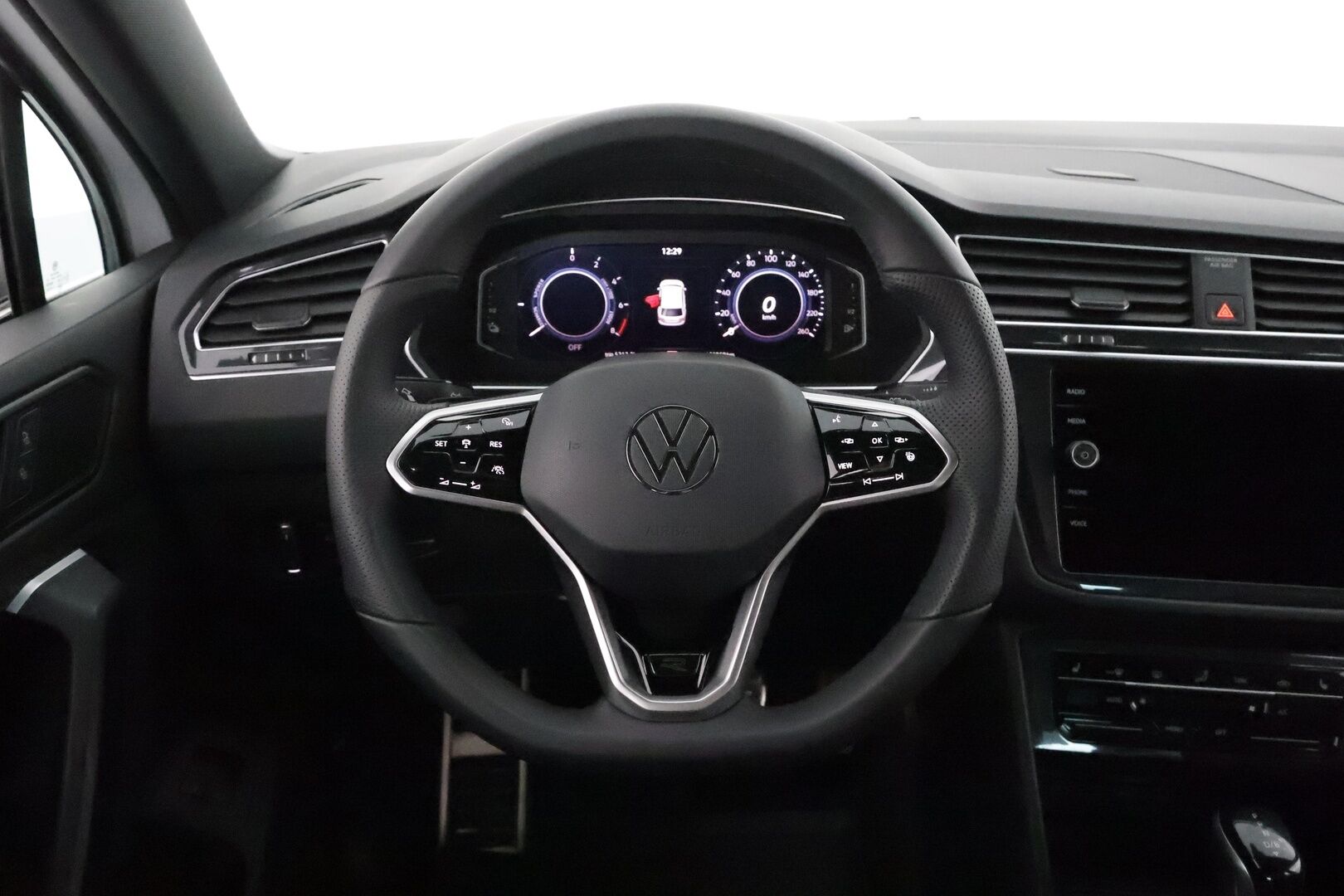 Volkswagen Tiguan 2021 R-Line eHybrid 180 kW DSG-autm **Adapt.vakkari / Matrix LED / P.tutkat / Digimittaristo / Sporttipenkit / KeylessGo** - Akku kuntotarkastettu / Suomi-auto / Kahdet renkaat aluvanteilla