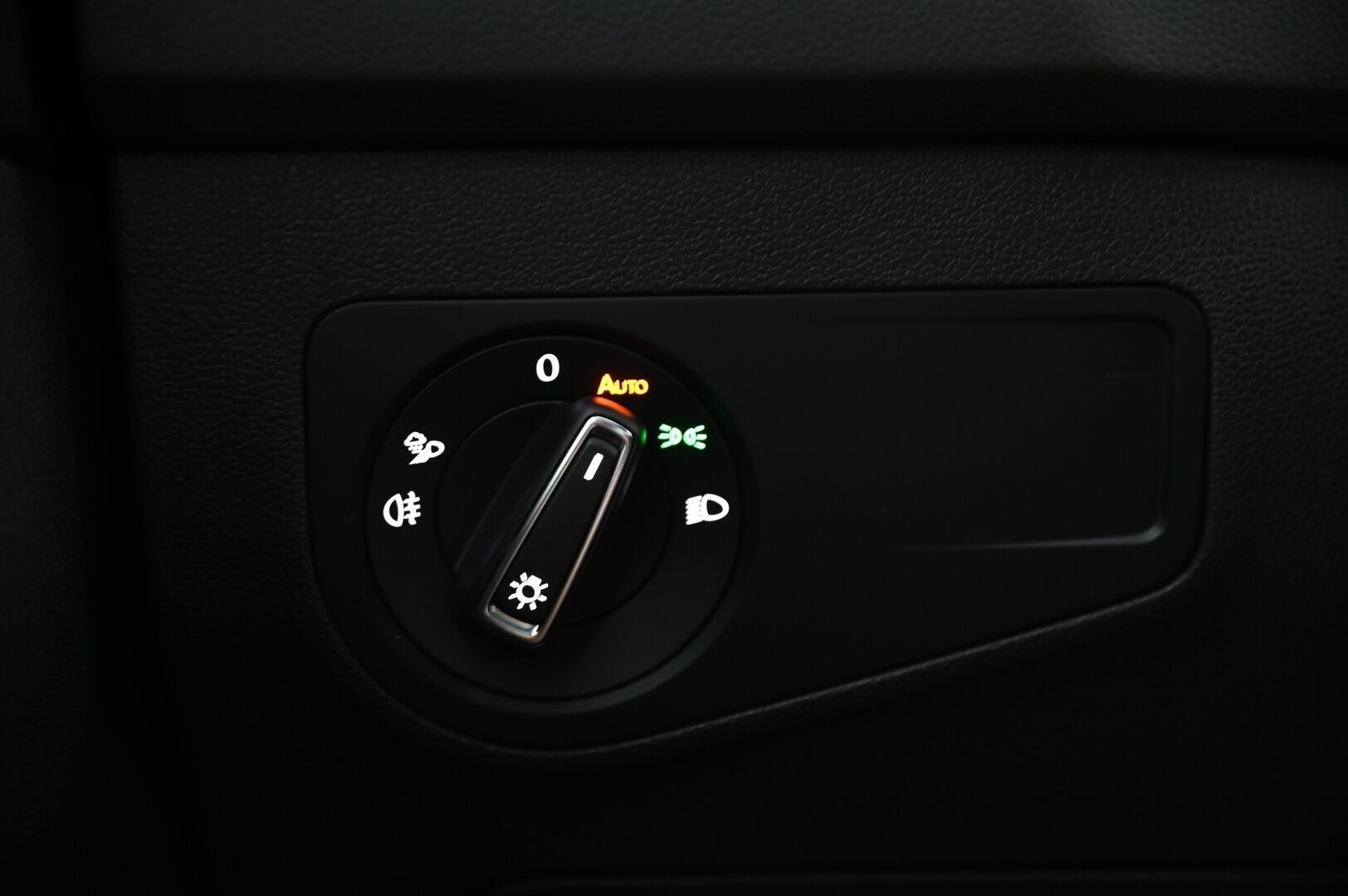 Volkswagen Tiguan 2021 R-Line eHybrid 180 kW DSG-autm **Adapt.vakkari / Matrix LED / P.tutkat / Digimittaristo / Sporttipenkit / KeylessGo** - Akku kuntotarkastettu / Suomi-auto / Kahdet renkaat aluvanteilla
