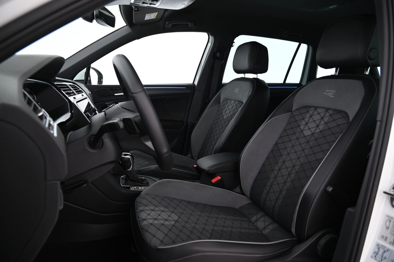 Volkswagen Tiguan 2021 R-Line eHybrid 180 kW DSG-autm **Adapt.vakkari / Matrix LED / P.tutkat / Digimittaristo / Sporttipenkit / KeylessGo** - Akku kuntotarkastettu / Suomi-auto / Kahdet renkaat aluvanteilla