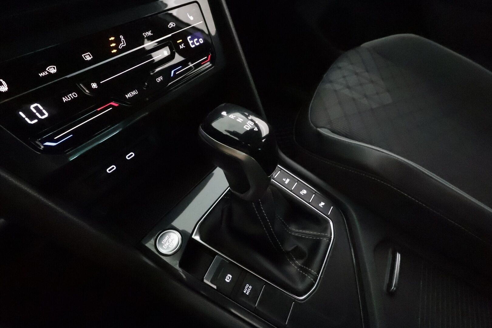 Volkswagen Tiguan 2021 R-Line eHybrid 180 kW DSG-autm **Adapt.vakkari / Matrix LED / P.tutkat / Digimittaristo / Sporttipenkit / KeylessGo** - Akku kuntotarkastettu / Suomi-auto / Kahdet renkaat aluvanteilla