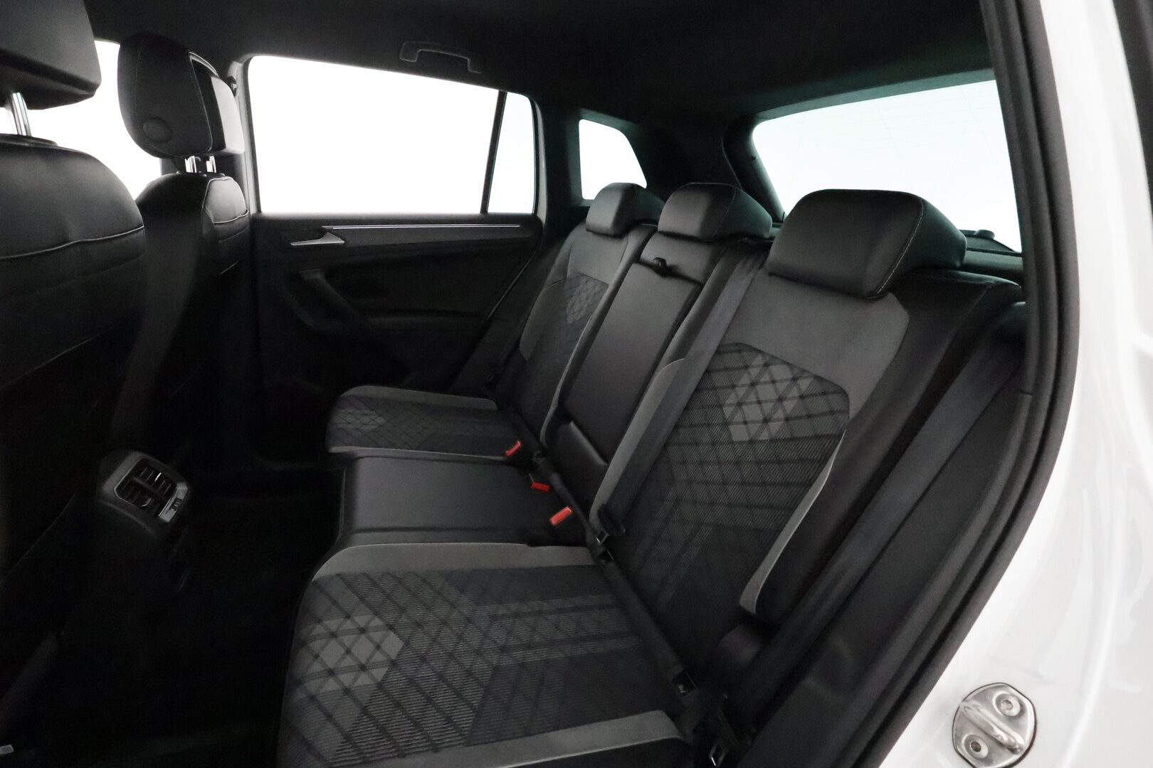 Volkswagen Tiguan 2021 R-Line eHybrid 180 kW DSG-autm **Adapt.vakkari / Matrix LED / P.tutkat / Digimittaristo / Sporttipenkit / KeylessGo** - Akku kuntotarkastettu / Suomi-auto / Kahdet renkaat aluvanteilla