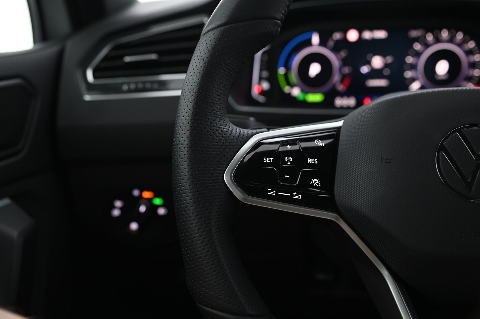 Volkswagen Tiguan 2021 R-Line eHybrid 180 kW DSG-autm **Adapt.vakkari / Matrix LED / P.tutkat / Digimittaristo / Sporttipenkit / KeylessGo** - Akku kuntotarkastettu / Suomi-auto / Kahdet renkaat aluvanteilla