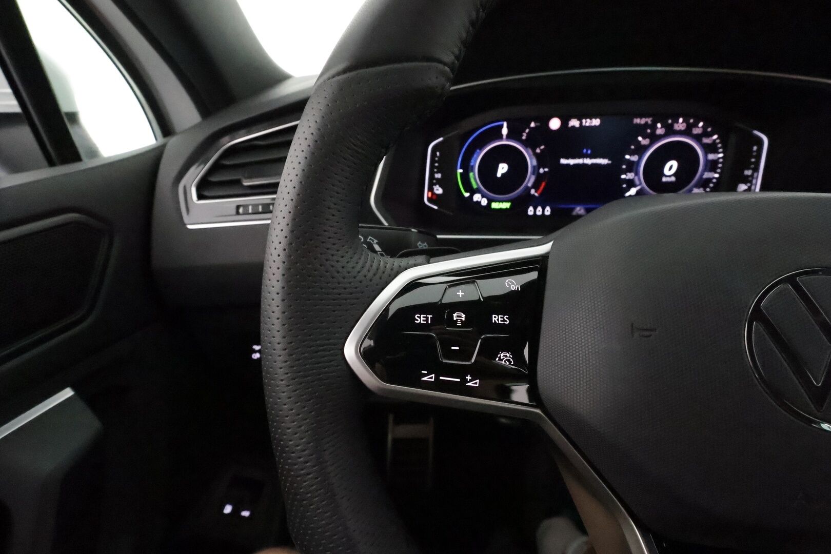 Volkswagen Tiguan 2021 R-Line eHybrid 180 kW DSG-autm **Adapt.vakkari / Matrix LED / P.tutkat / Digimittaristo / Sporttipenkit / KeylessGo** - Akku kuntotarkastettu / Suomi-auto / Kahdet renkaat aluvanteilla