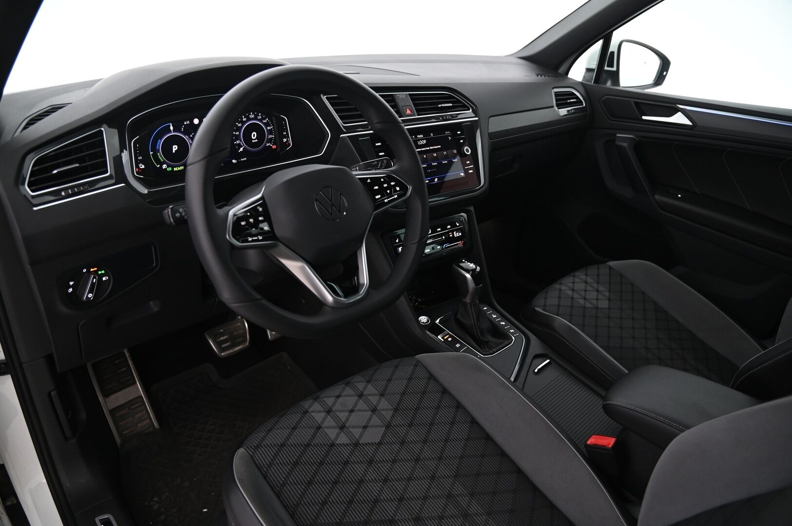 Volkswagen Tiguan 2021 R-Line eHybrid 180 kW DSG-autm **Adapt.vakkari / Matrix LED / P.tutkat / Digimittaristo / Sporttipenkit / KeylessGo** - Akku kuntotarkastettu / Suomi-auto / Kahdet renkaat aluvanteilla