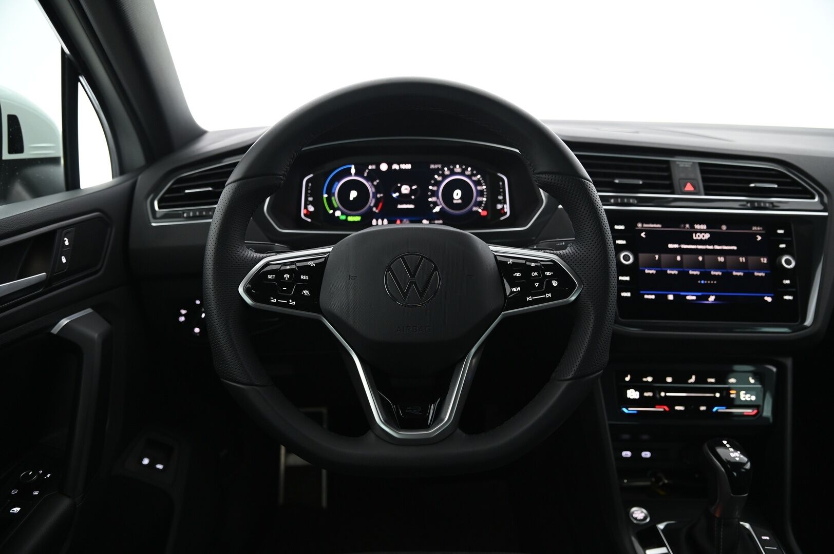Volkswagen Tiguan 2021 R-Line eHybrid 180 kW DSG-autm **Adapt.vakkari / Matrix LED / P.tutkat / Digimittaristo / Sporttipenkit / KeylessGo** - SoH 94.5% / Juuri huollettu / Seuraava katsastus 05/27 / Suomi-auto / Kahdet renkaat aluvanteilla