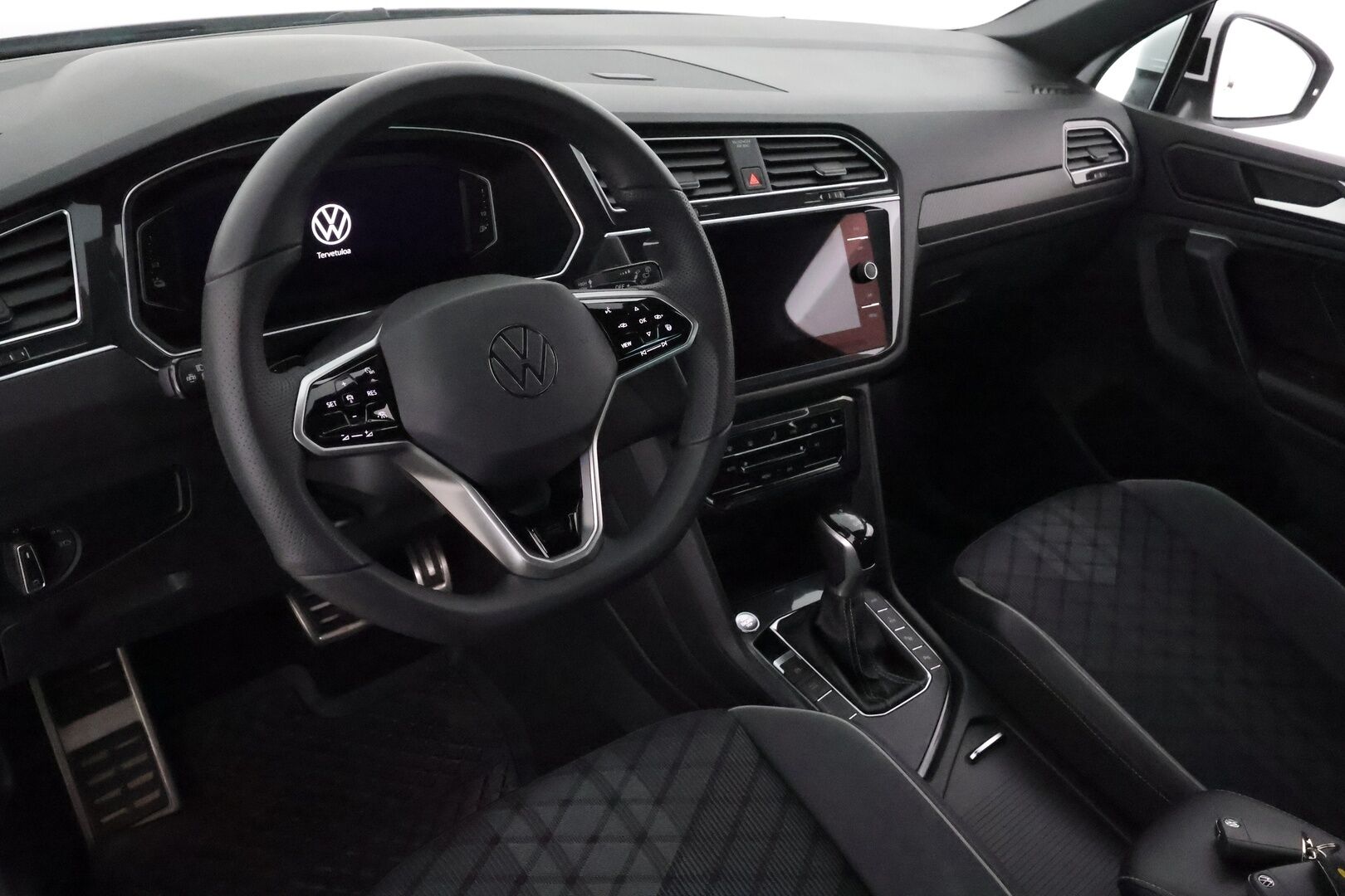 Volkswagen Tiguan 2021 R-Line eHybrid 180 kW DSG-autm **Adapt.vakkari / Matrix LED / P.tutkat / Digimittaristo / Sporttipenkit / KeylessGo** - Akku kuntotarkastettu / Suomi-auto / Kahdet renkaat aluvanteilla