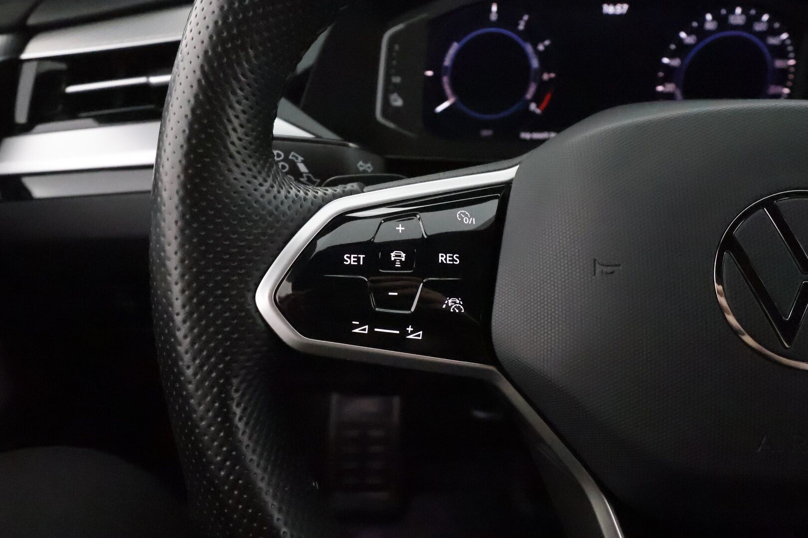 Volkswagen Arteon 2021 Shooting Brake R-Line eHybrid 160 kW DSG **HUD / Digimittaristo / Webasto / P-tutkat / Koukku / Adapt.vakkari** - 1-Om Suomi-auto / Akku kuntotarkastettu / 2x alut