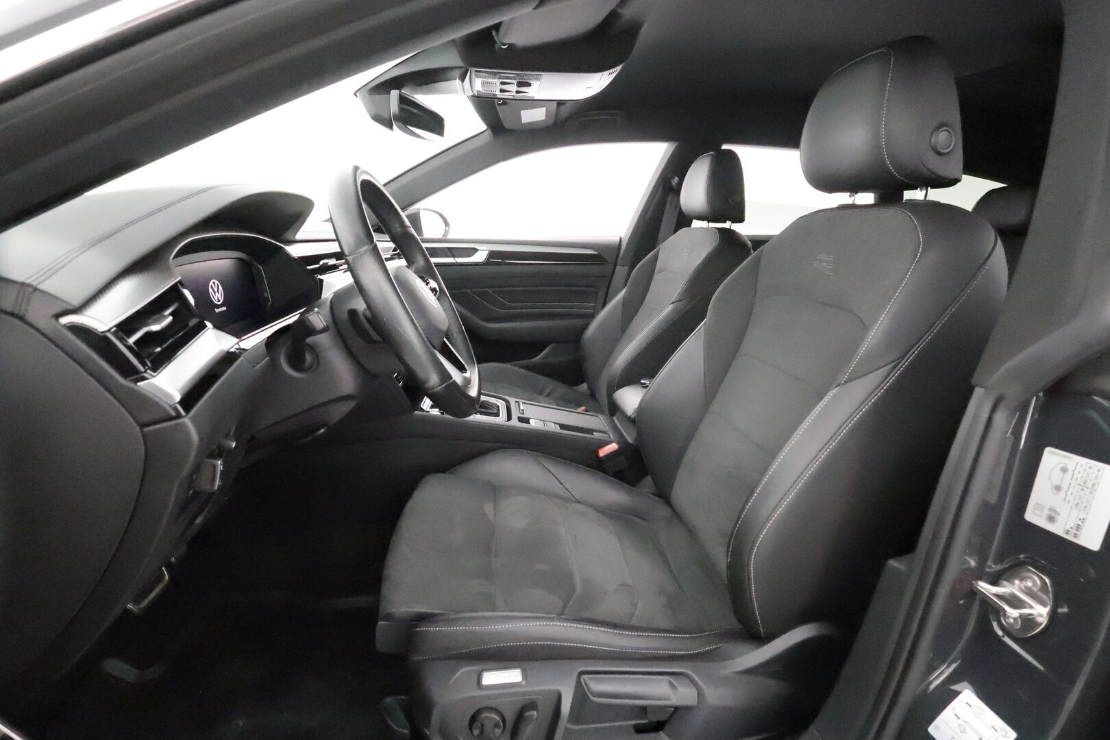 Volkswagen Arteon 2021 Shooting Brake R-Line eHybrid 160 kW DSG **HUD / Digimittaristo / Webasto / P-tutkat / Koukku / Adapt.vakkari** - 1-Om Suomi-auto / Akku kuntotarkastettu / 2x alut