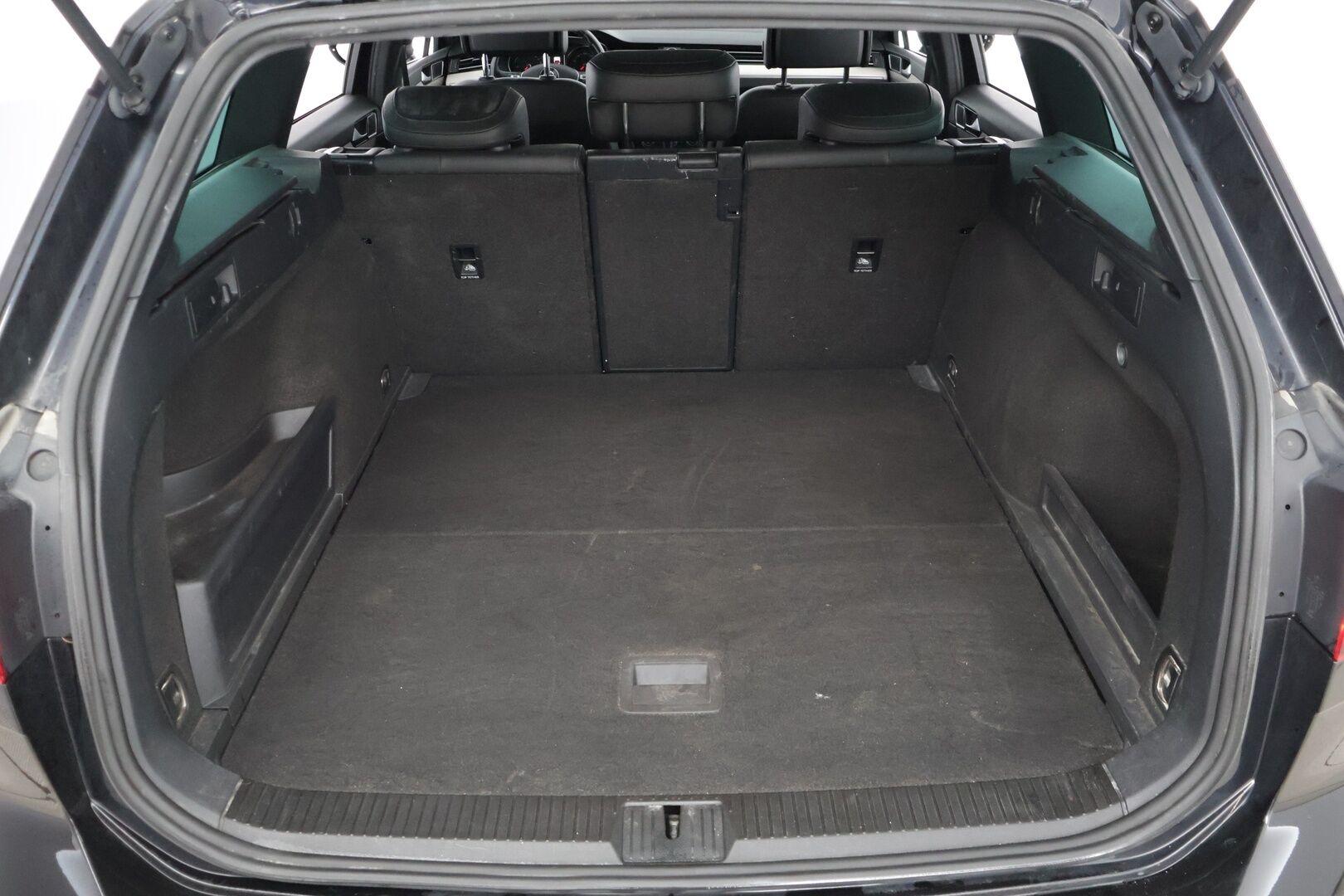 Volkswagen Passat 2016 Variant GTE Plug-in Hybrid 160 kW (218 hv) DSG-automaatti - *Panorama / Nahka-Alcantra / Adapt. vakkari / Koukku / Navi / Peruutuskamera*