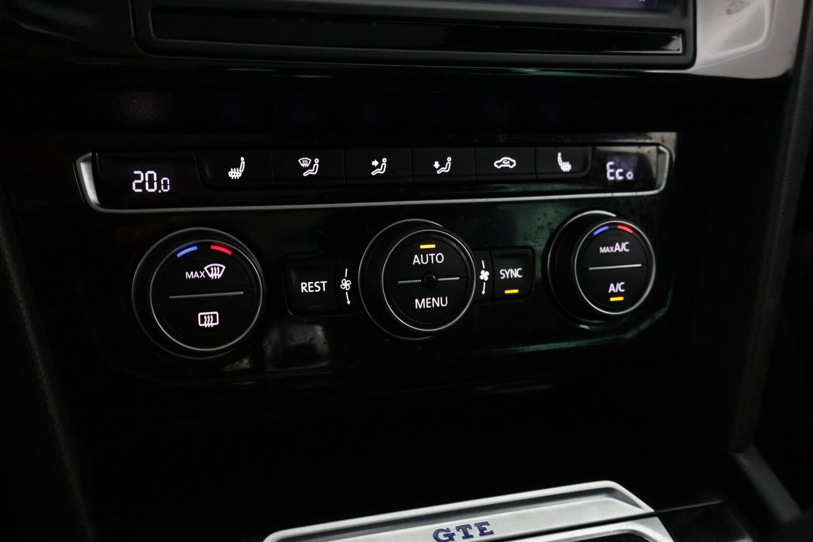 Volkswagen Passat 2016 Variant GTE Plug-in Hybrid 160 kW (218 hv) DSG-automaatti - *Panorama / Nahka-Alcantra / Adapt. vakkari / Koukku / Navi / Peruutuskamera*
