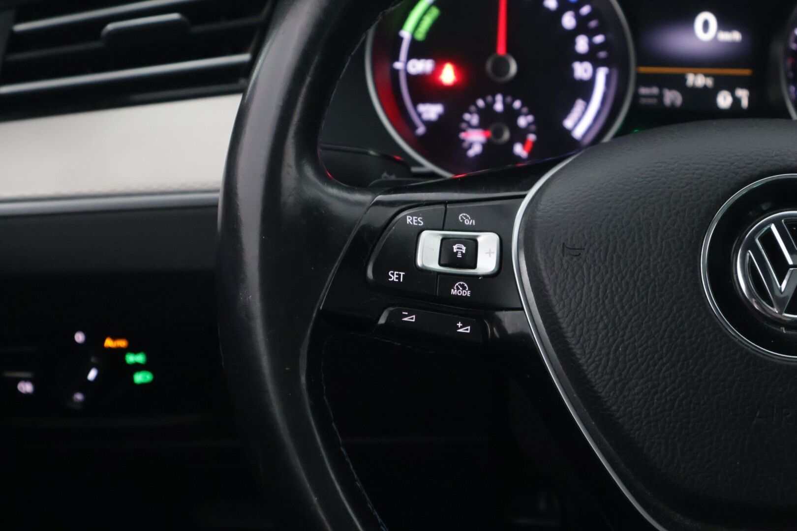 Volkswagen Passat 2016 Variant GTE Plug-in Hybrid 160 kW (218 hv) DSG-automaatti - *Panorama / Nahka-Alcantra / Adapt. vakkari / Koukku / Navi / Peruutuskamera*