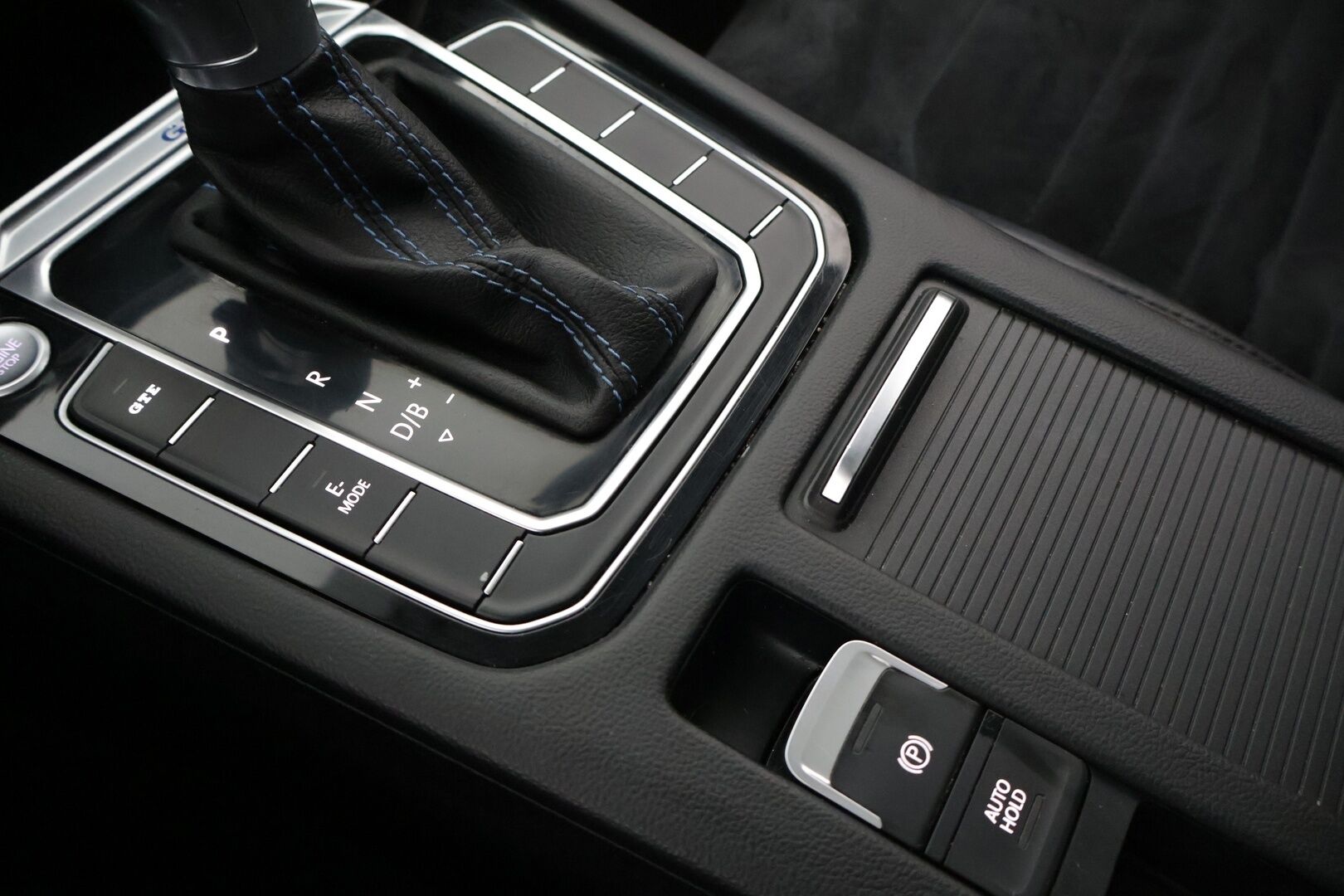 Volkswagen Passat 2016 Variant GTE Plug-in Hybrid 160 kW (218 hv) DSG-automaatti - *Panorama / Nahka-Alcantra / Adapt. vakkari / Koukku / Navi / Peruutuskamera*