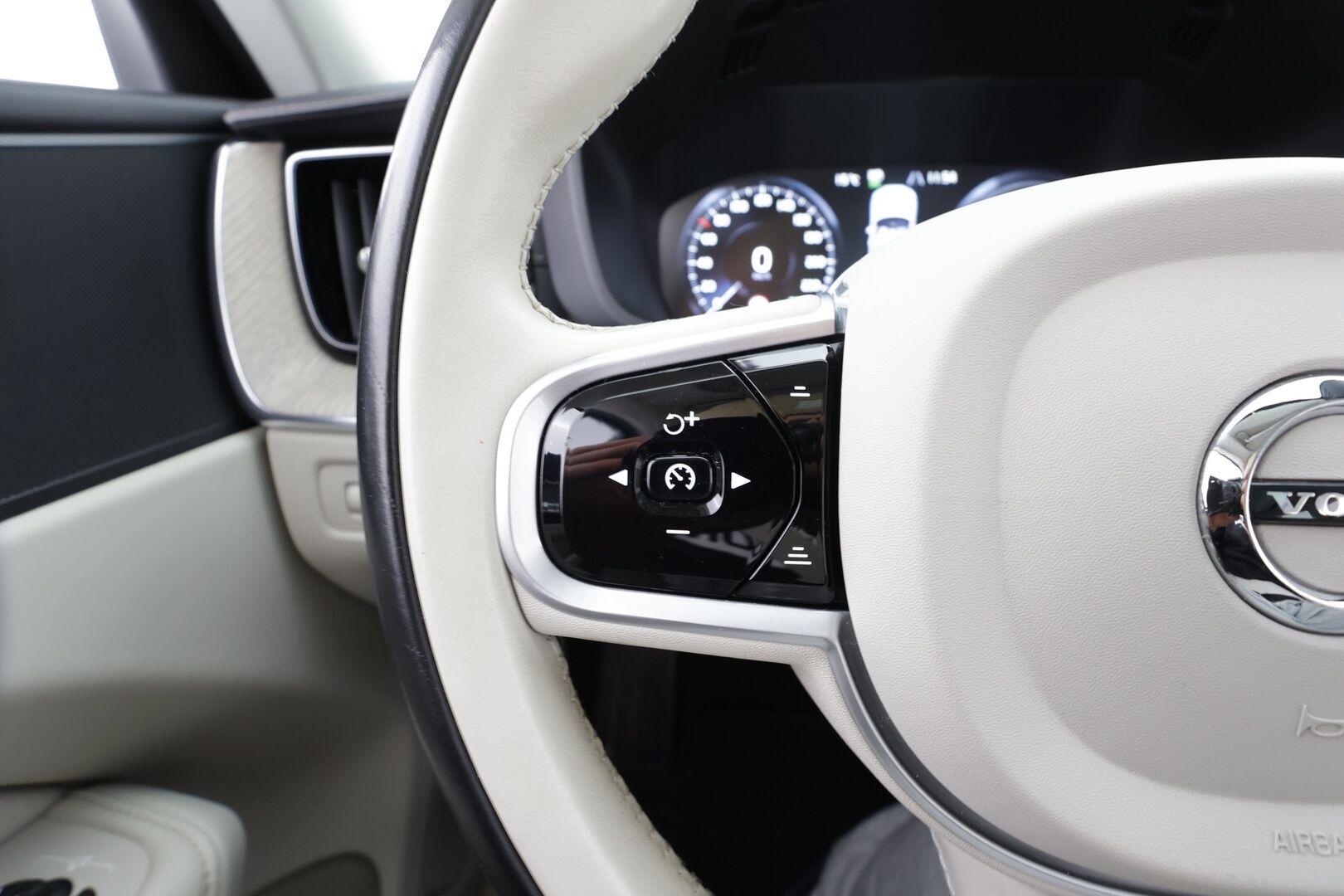 Volvo XC60 2021 T6 TwE AWD Business Inscription aut. * ACC / Panorama / Muistipenkki / Webasto / LED / BLIS / Koukku / Vaaleat nahat * - 1.Om Suomi-auto / Akku kuntotarkastettu! / Kahdet renkaat aluvanteilla / Merkkihuollettu