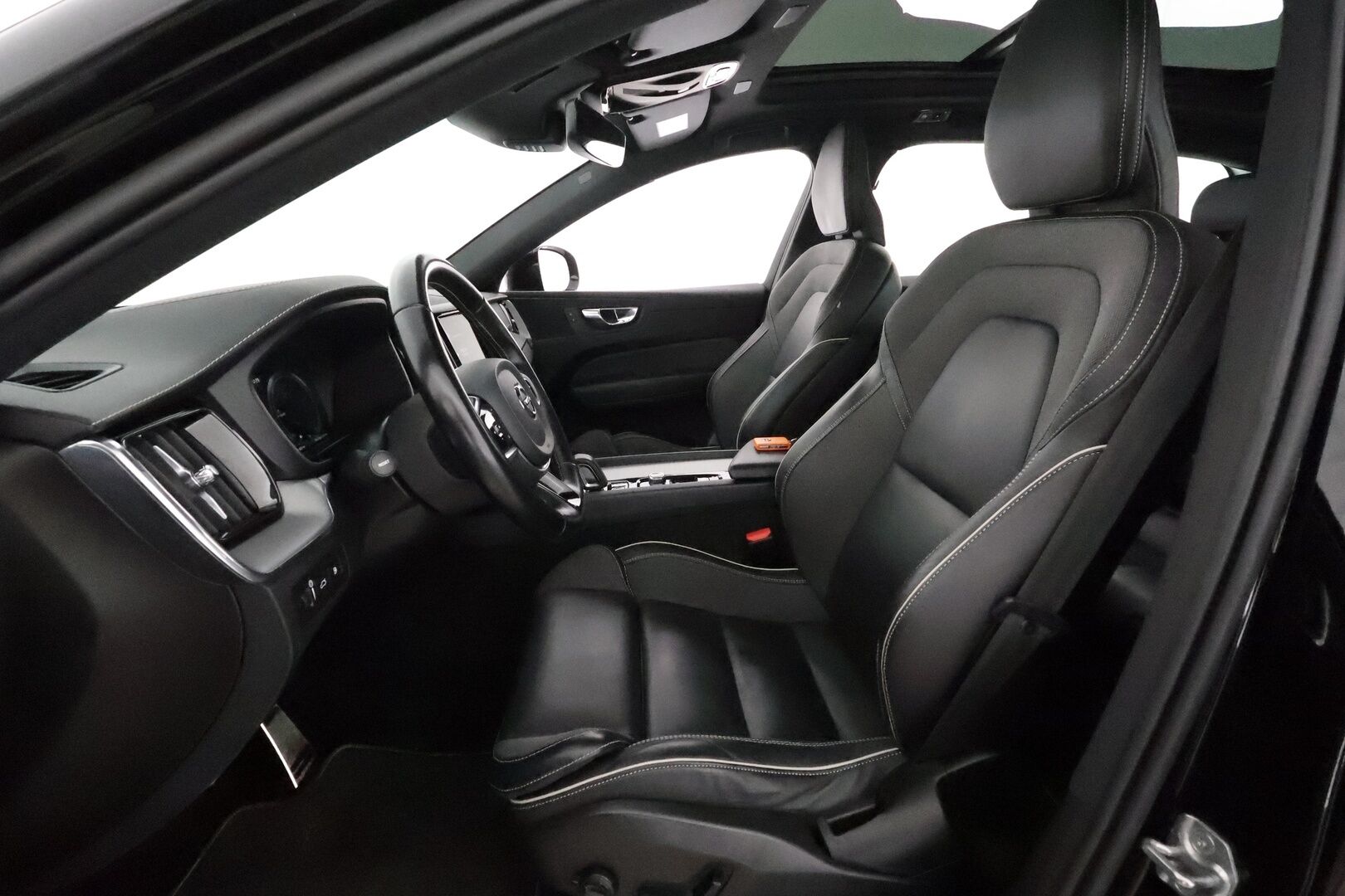Volvo XC60 2021 T6 TwE AWD Business R-Design aut **Panorama / Webasto / Adapt.Vakkari / Full-LED / P.Kamera / Sporttipenkki Muistilla** - 3,99 % KORKOTARJOUS TÄHÄN AUTOON - 1-om Suomi-auto / 2x Latauskaapelit / Kahdet Renkaat / Merkkihuollettu!