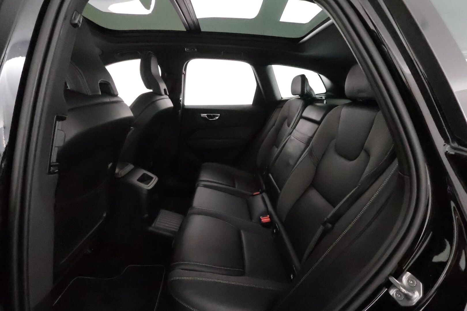 Volvo XC60 2021 T6 TwE AWD Business R-Design aut **Panorama / Webasto / Adapt.Vakkari / Full-LED / P.Kamera / Sporttipenkki Muistilla** - 3,99 % KORKOTARJOUS TÄHÄN AUTOON - 1-om Suomi-auto / 2x Latauskaapelit / Kahdet Renkaat / Merkkihuollettu!