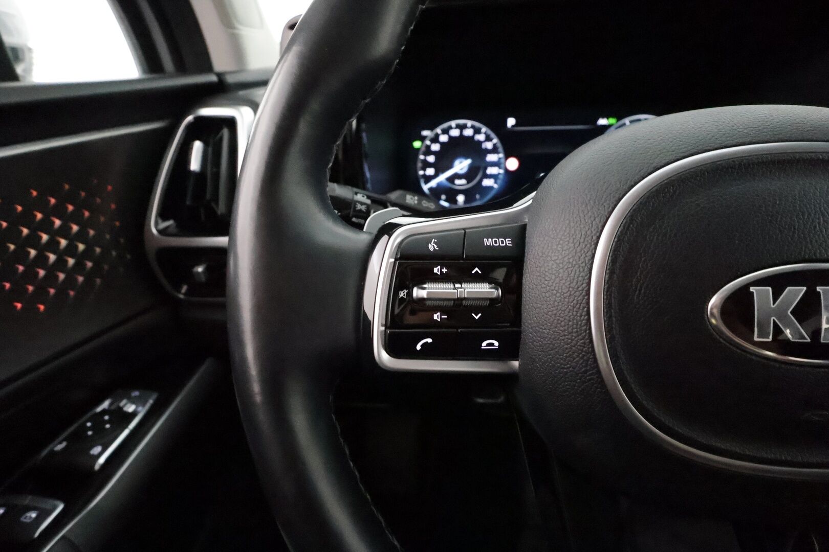 Kia Sorento 2021 1,6 T-GDI Plug-in Hybrid AWD Business AT 5P **Adapt. vakkari / Bose / 360 Kamera / Nahkasisusta / Keyless / Apple&Android** - 3,99 % KORKOTARJOUS TÄHÄN AUTOON - 31.5. ASTI! - 1-om. Suomi-auto / Akku kuntotarkistettu! / Juuri katsastettu!