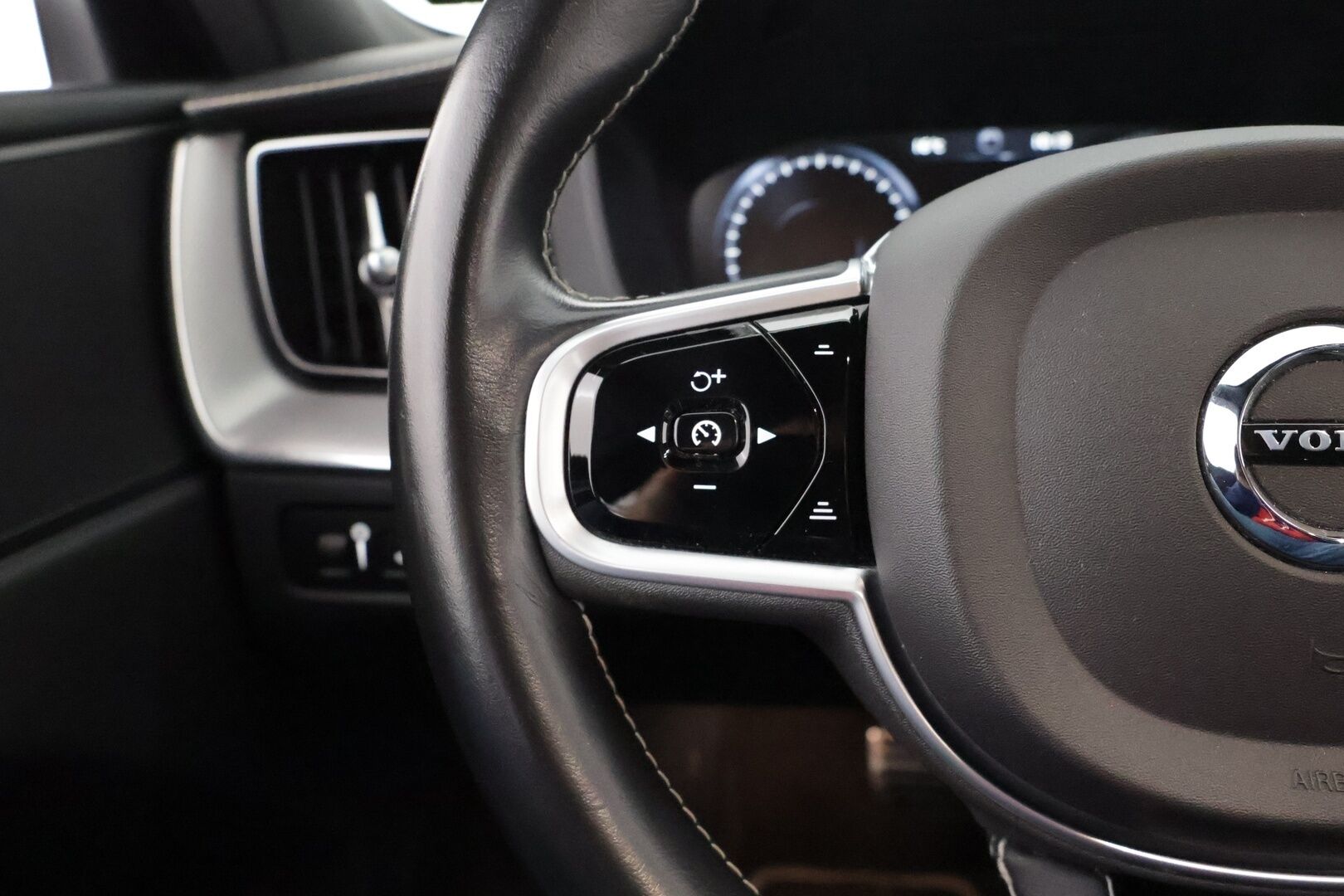Volvo XC60 2021 T6 TwE AWD Business R-Design aut. *Webasto / Pilot Assist / Koukku / Panorama / P-kamera / Sporttipenkki Muistilla* - *1-om. Suomi-auto / 2x renkaat / KeylessGo*