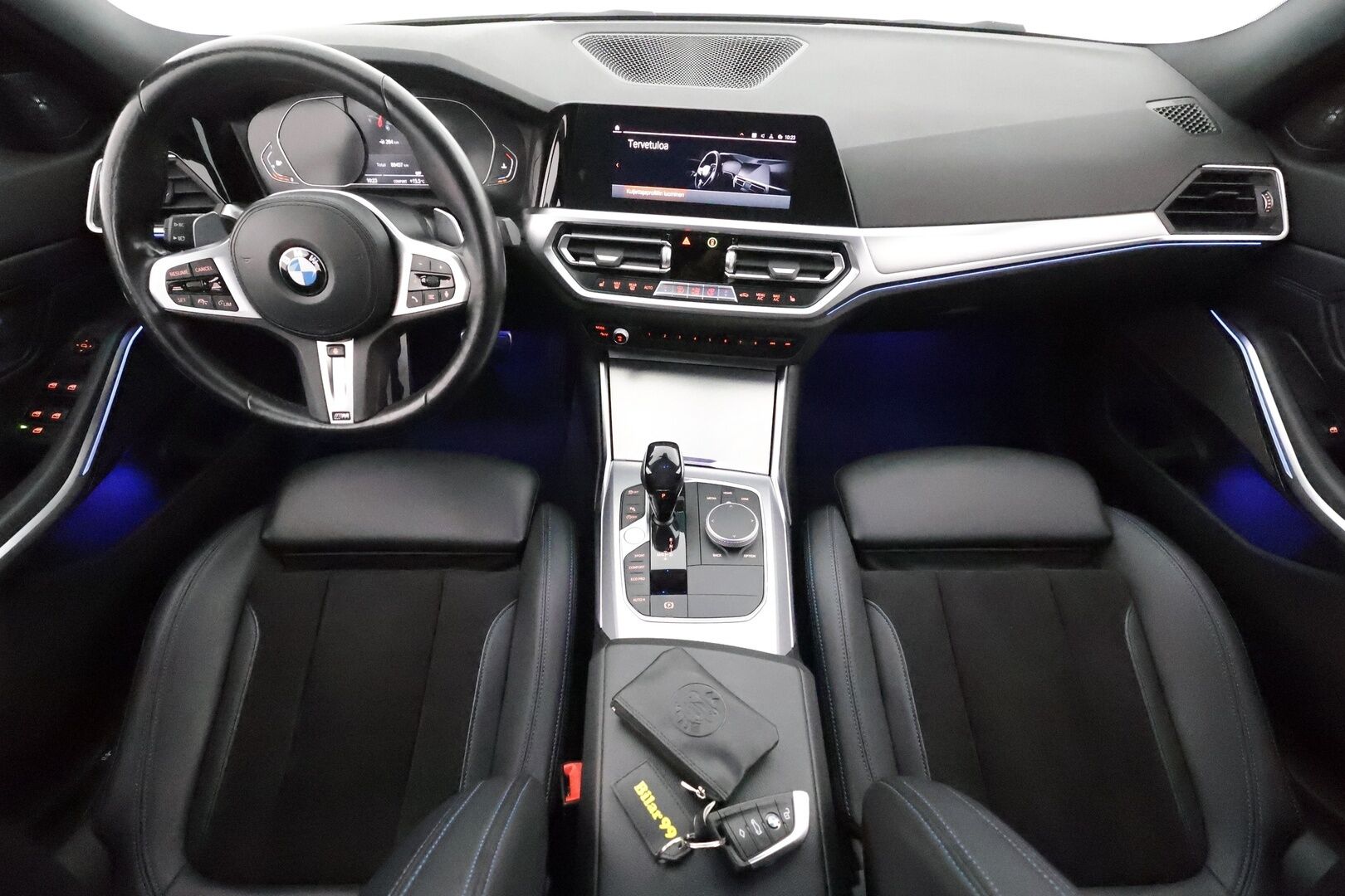 BMW 320 2021 G20 Sedan 320i A Business M Sport **Adapt. vakkari / Webasto / HarmanKardon / Rattivaihteet / P.tutkat** - 3,99 % KORKOTARJOUS TÄHÄN AUTOON - 1-om. Suomi-auto / Shadowline / P.tutkat / LED / Sporttipenkit 