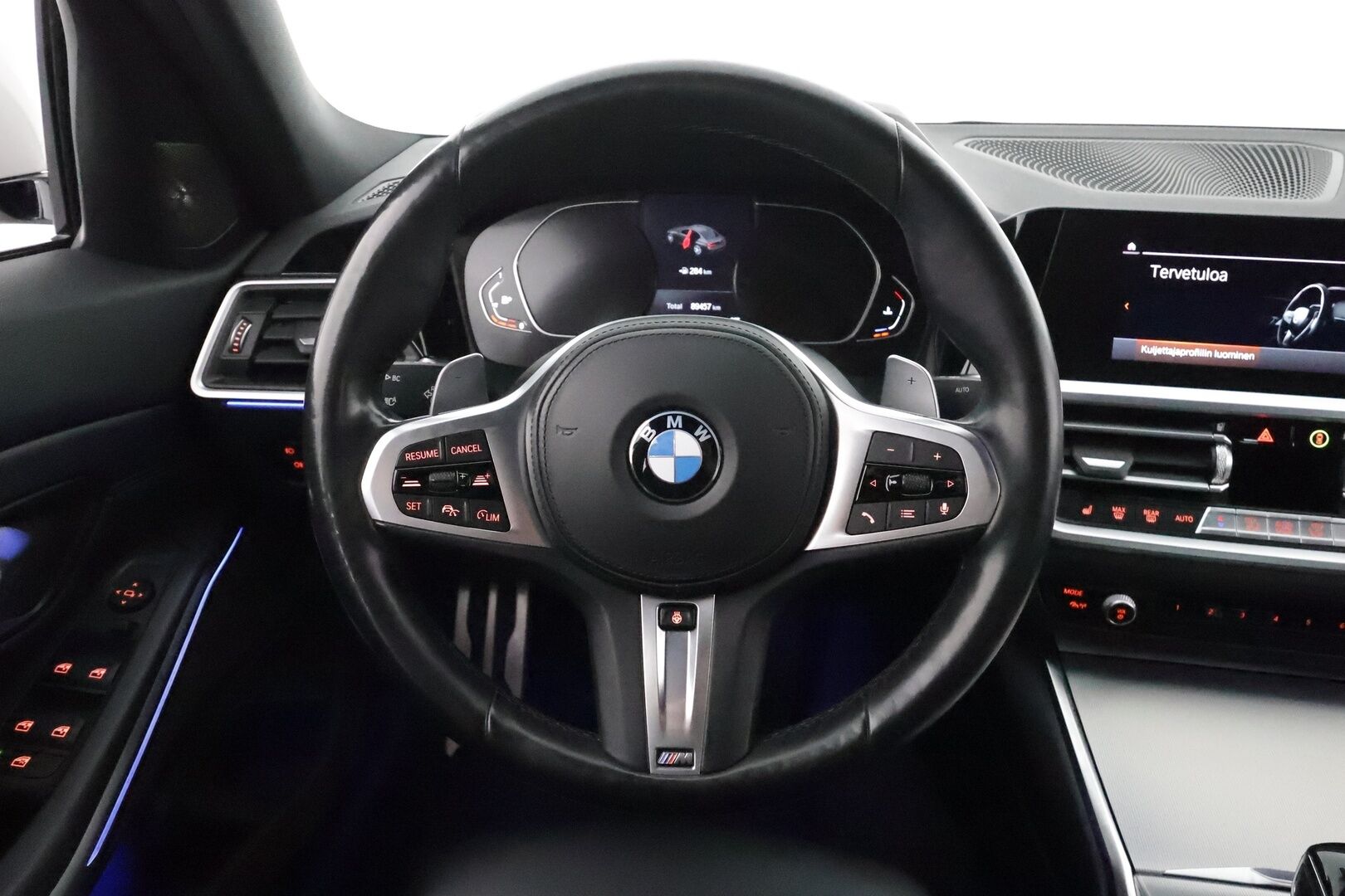 BMW 320 2021 G20 Sedan 320i A Business M Sport **Adapt. vakkari / Webasto / HarmanKardon / Rattivaihteet / P.tutkat** - 3,99 % KORKOTARJOUS TÄHÄN AUTOON - 1-om. Suomi-auto / Shadowline / P.tutkat / LED / Sporttipenkit 