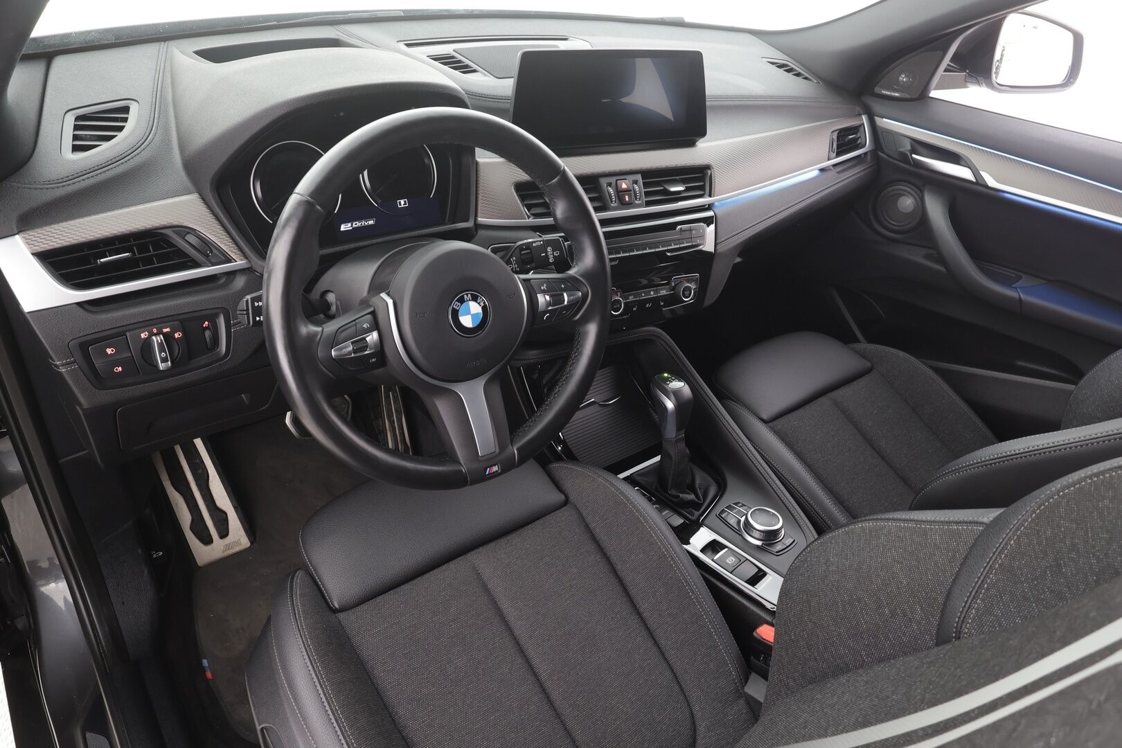 BMW X2 2022 F39 xDrive 25e A Charged Edition M sport - | H&K | Muistipenkki | Vakkari | P.Kamera | HUD | Kaistavahti | Ratinlämmitin | Comfort Access | Sähköluukku | Puolinahat | LED | Navi | Suomi-auto | Kahdet renkaat aluvanteilla | Huippuvarusteet |