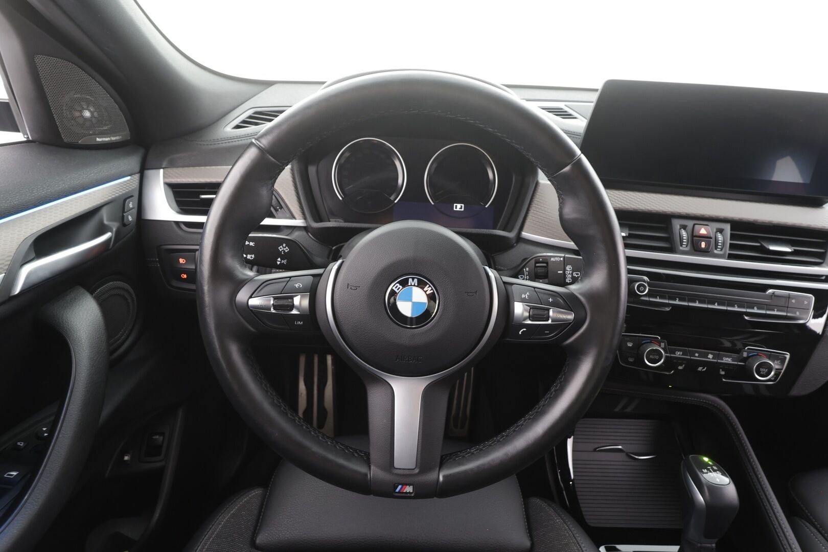BMW X2 2022 F39 xDrive 25e A Charged Edition M sport - | H&K | Muistipenkki | Vakkari | P.Kamera | HUD | Kaistavahti | Ratinlämmitin | Comfort Access | Sähköluukku | Puolinahat | LED | Navi | Suomi-auto | Kahdet renkaat aluvanteilla | Huippuvarusteet |