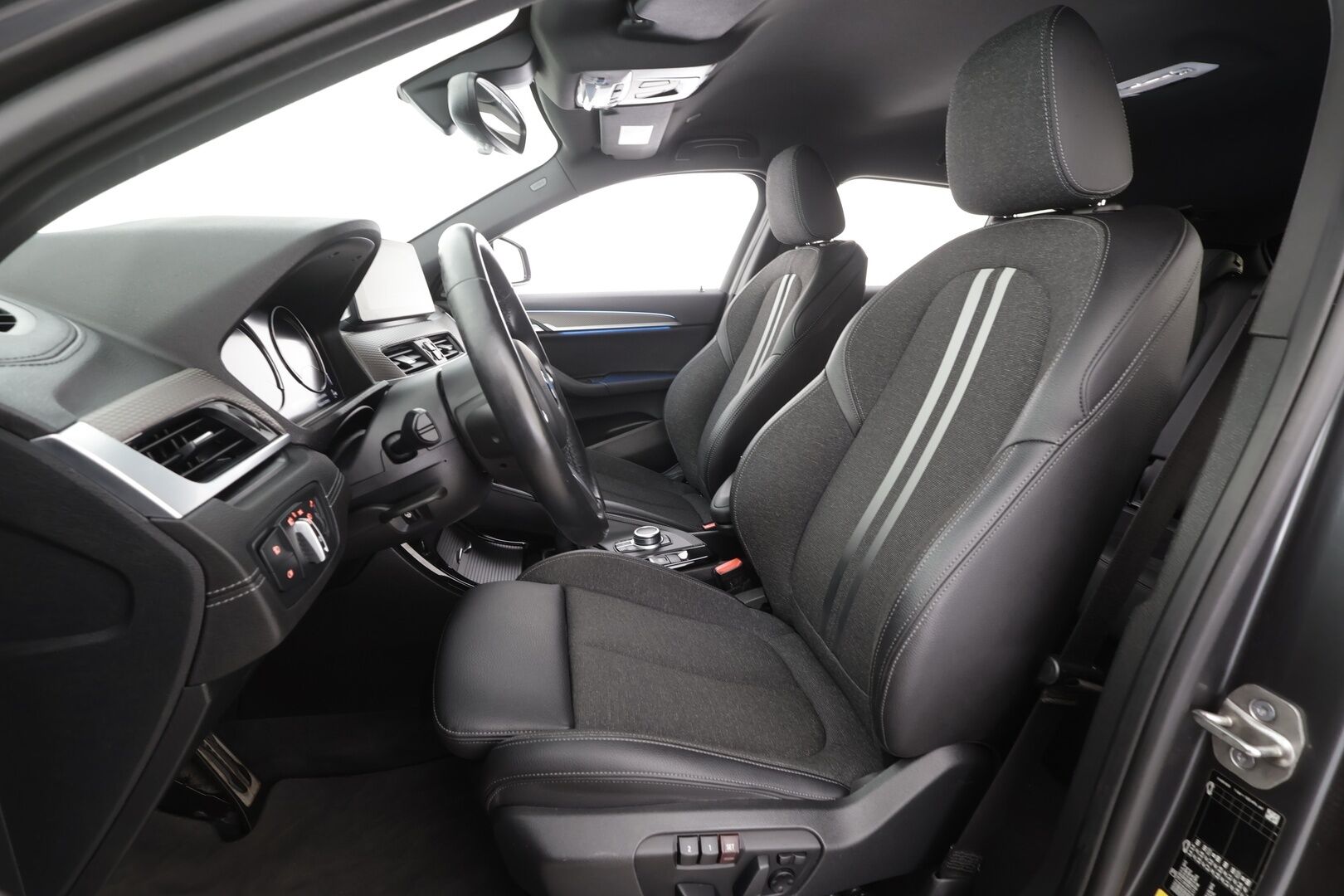 BMW X2 2022 F39 xDrive 25e A Charged Edition M sport - | H&K | Muistipenkki | Vakkari | P.Kamera | HUD | Kaistavahti | Ratinlämmitin | Comfort Access | Sähköluukku | Puolinahat | LED | Navi | Suomi-auto | Kahdet renkaat aluvanteilla | Huippuvarusteet |
