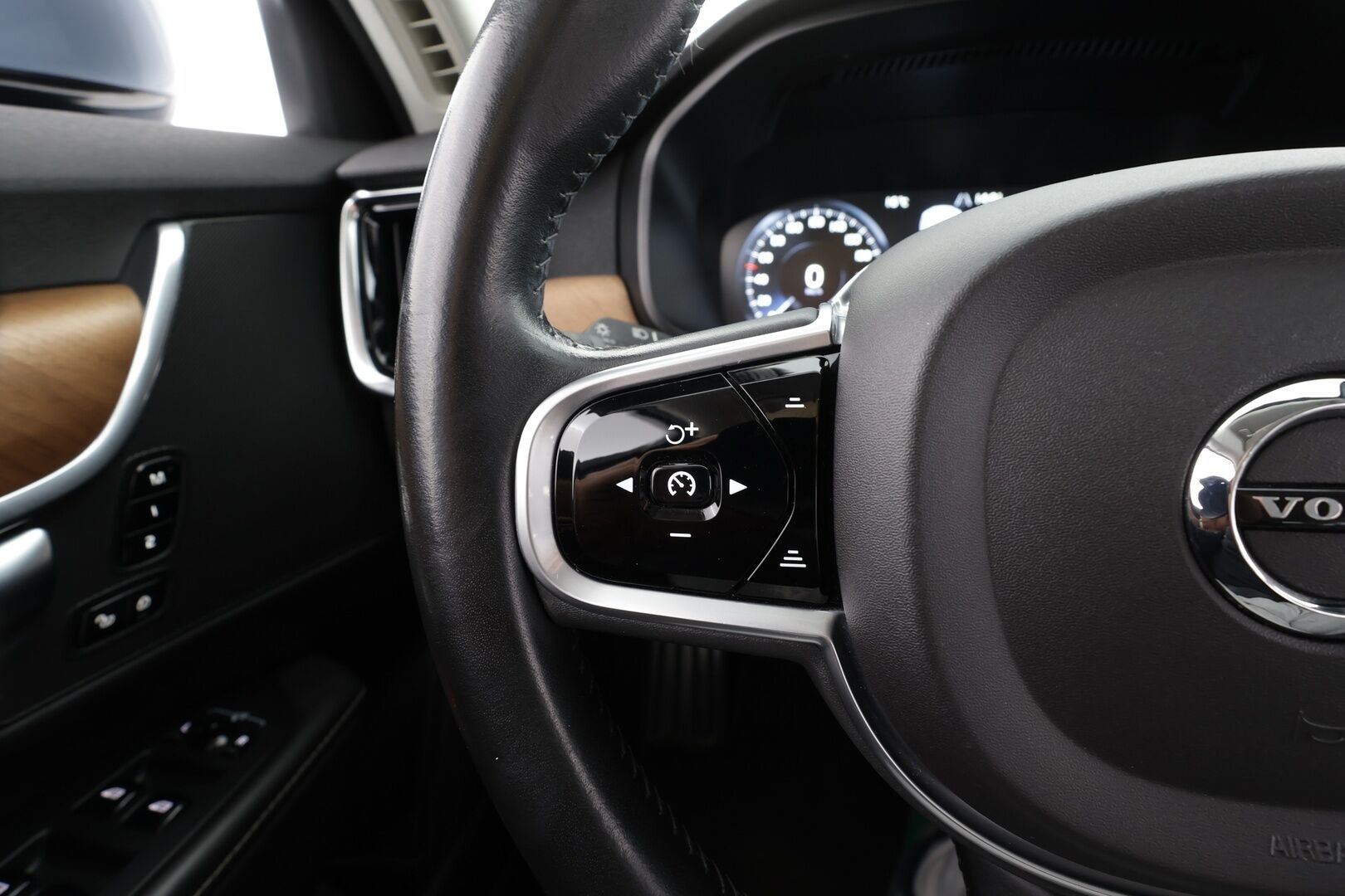 Volvo S90 2017 D4 Business Inscription aut * Webasto / Koukku / ACC / Full-LED / P.Kamera / Sportnahat Muistilla / Navi * - Kahdet renkaat