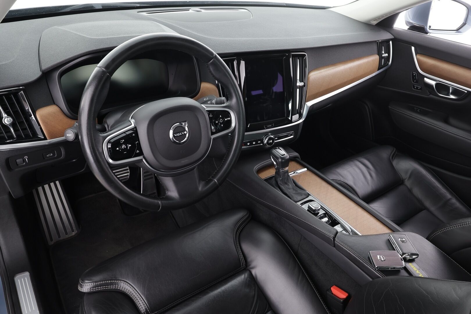 Volvo S90 2017 D4 Business Inscription aut * Webasto / Koukku / ACC / Full-LED / P.Kamera / Sportnahat Muistilla / Navi * - Kahdet renkaat