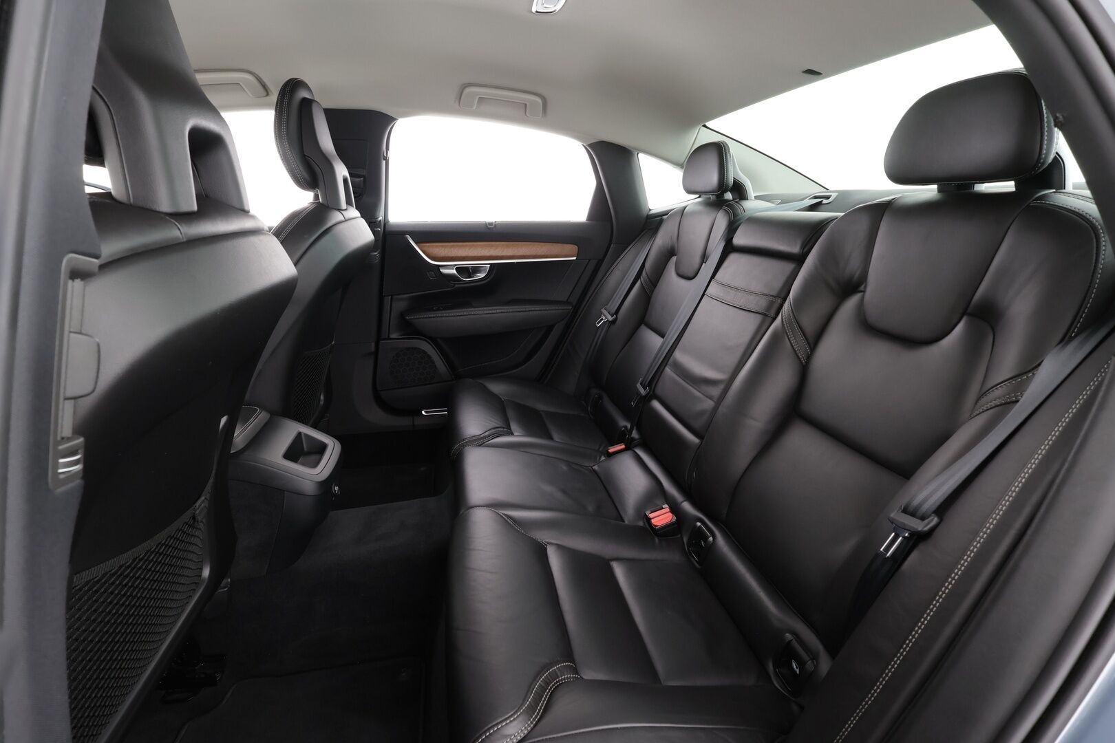 Volvo S90 2017 D4 Business Inscription aut * Webasto / Koukku / ACC / Full-LED / P.Kamera / Sportnahat Muistilla / Navi * - Kahdet renkaat