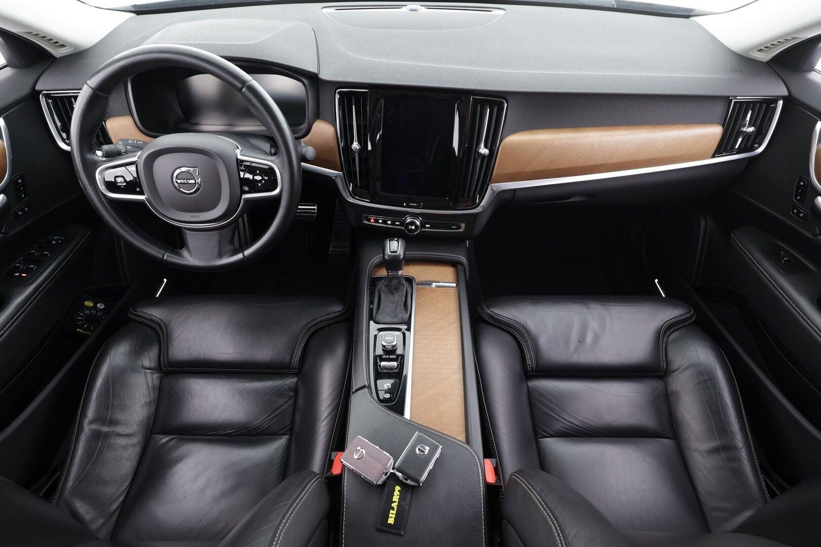 Volvo S90 2017 D4 Business Inscription aut * Webasto / Koukku / ACC / Full-LED / P.Kamera / Sportnahat Muistilla / Navi * - Kahdet renkaat