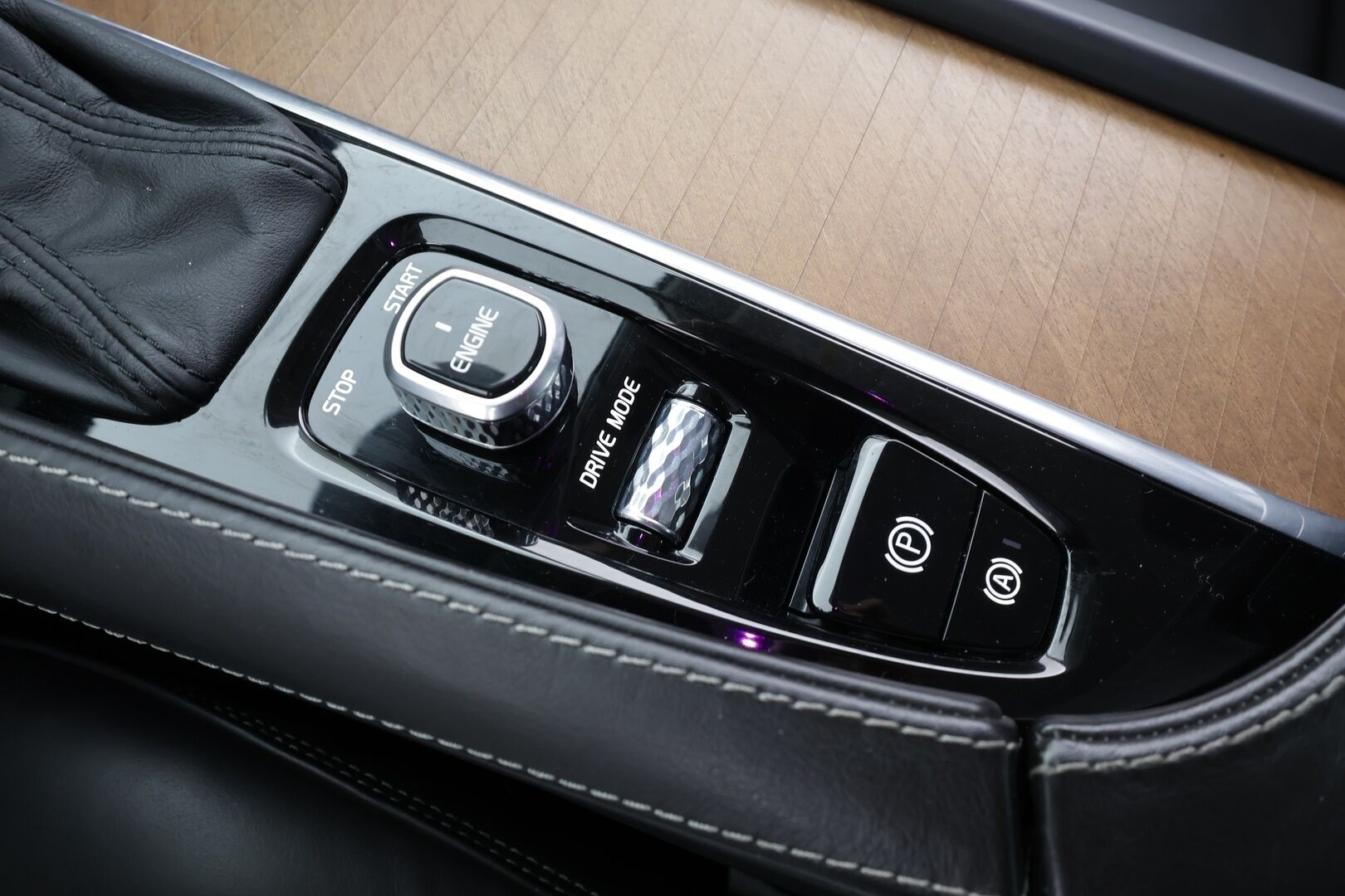 Volvo S90 2017 D4 Business Inscription aut * Webasto / Koukku / ACC / Full-LED / P.Kamera / Sportnahat Muistilla / Navi * - Kahdet renkaat