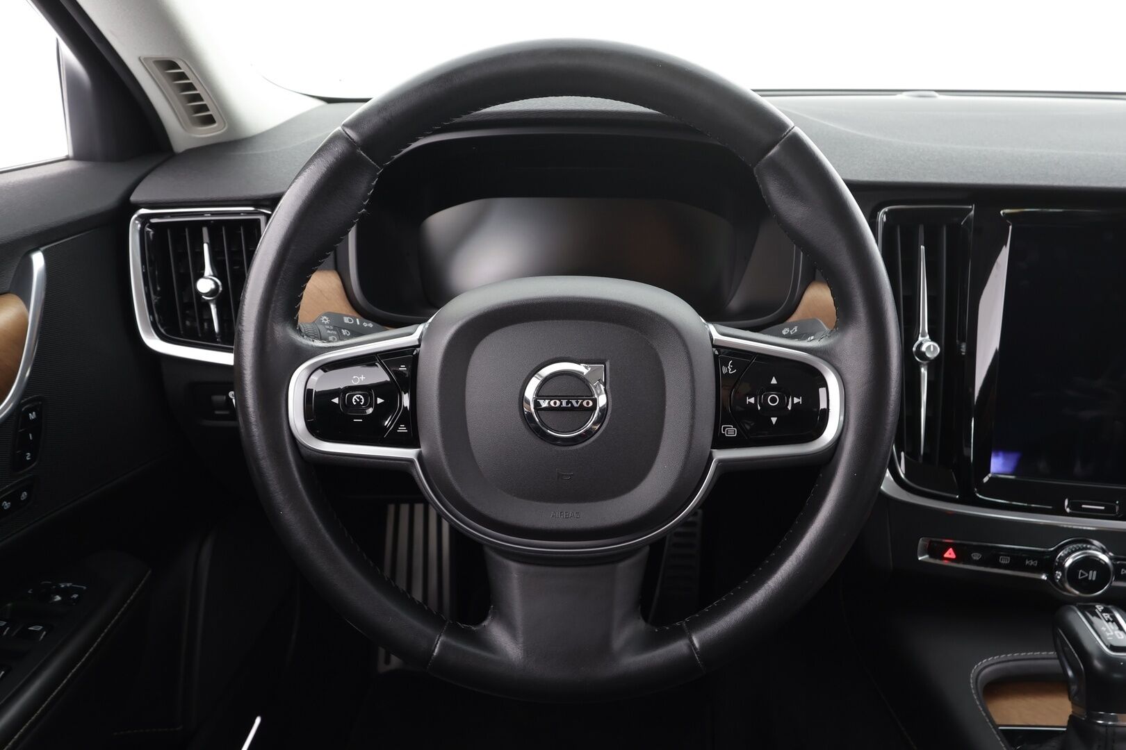 Volvo S90 2017 D4 Business Inscription aut * Webasto / Koukku / ACC / Full-LED / P.Kamera / Sportnahat Muistilla / Navi * - Kahdet renkaat