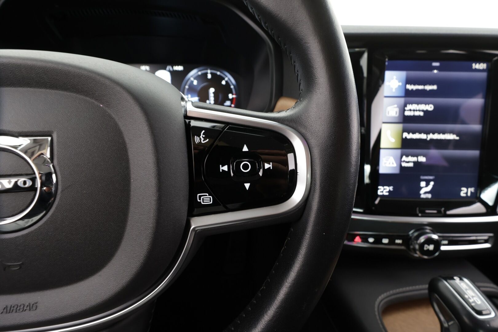 Volvo S90 2017 D4 Business Inscription aut * Webasto / Koukku / ACC / Full-LED / P.Kamera / Sportnahat Muistilla / Navi * - Kahdet renkaat