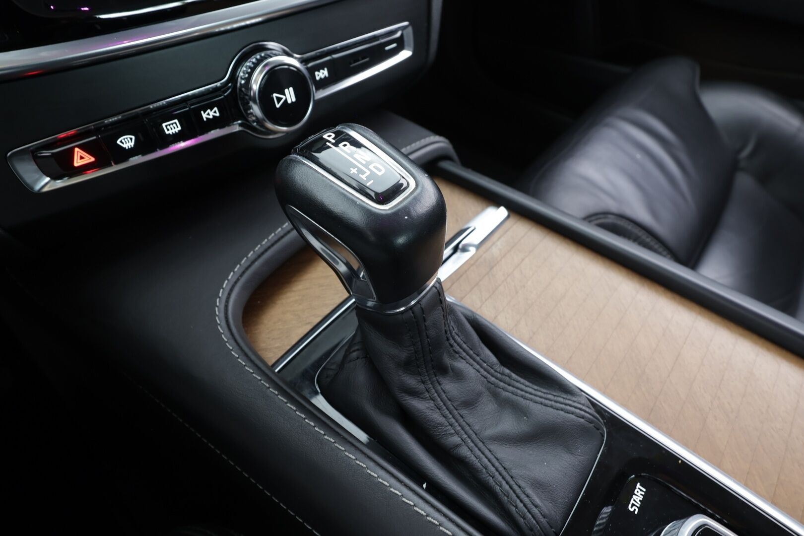 Volvo S90 2017 D4 Business Inscription aut * Webasto / Koukku / ACC / Full-LED / P.Kamera / Sportnahat Muistilla / Navi * - Kahdet renkaat