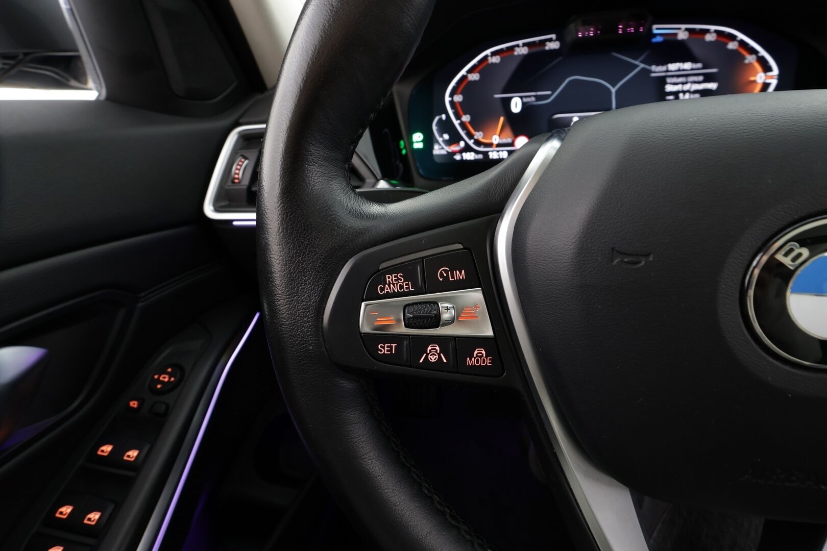 BMW 320 2021 G21 Touring 320d A xDrive Business Luxury MHEV * Adapt.Vakkari / HiFi / Peruutuskamera / LED / Panorama / Vetokoukku / Comfort Access - Lohkolämmitin / Navi / Nahat / Kahdet renkaat aluvanteilla / SUPERVARUSTEET!