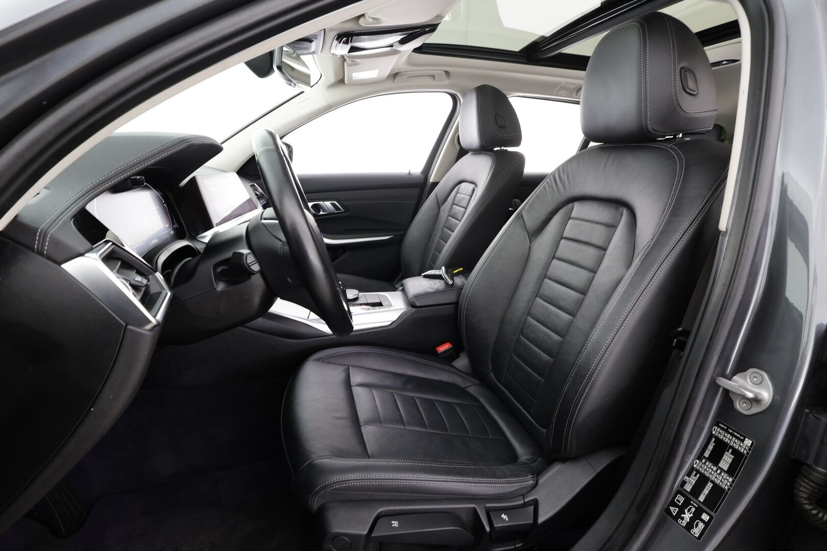 BMW 320 2021 G21 Touring 320d A xDrive Business Luxury MHEV * Adapt.Vakkari / HiFi / Peruutuskamera / LED / Panorama / Vetokoukku / Comfort Access - Lohkolämmitin / Navi / Nahat / Kahdet renkaat aluvanteilla / SUPERVARUSTEET!