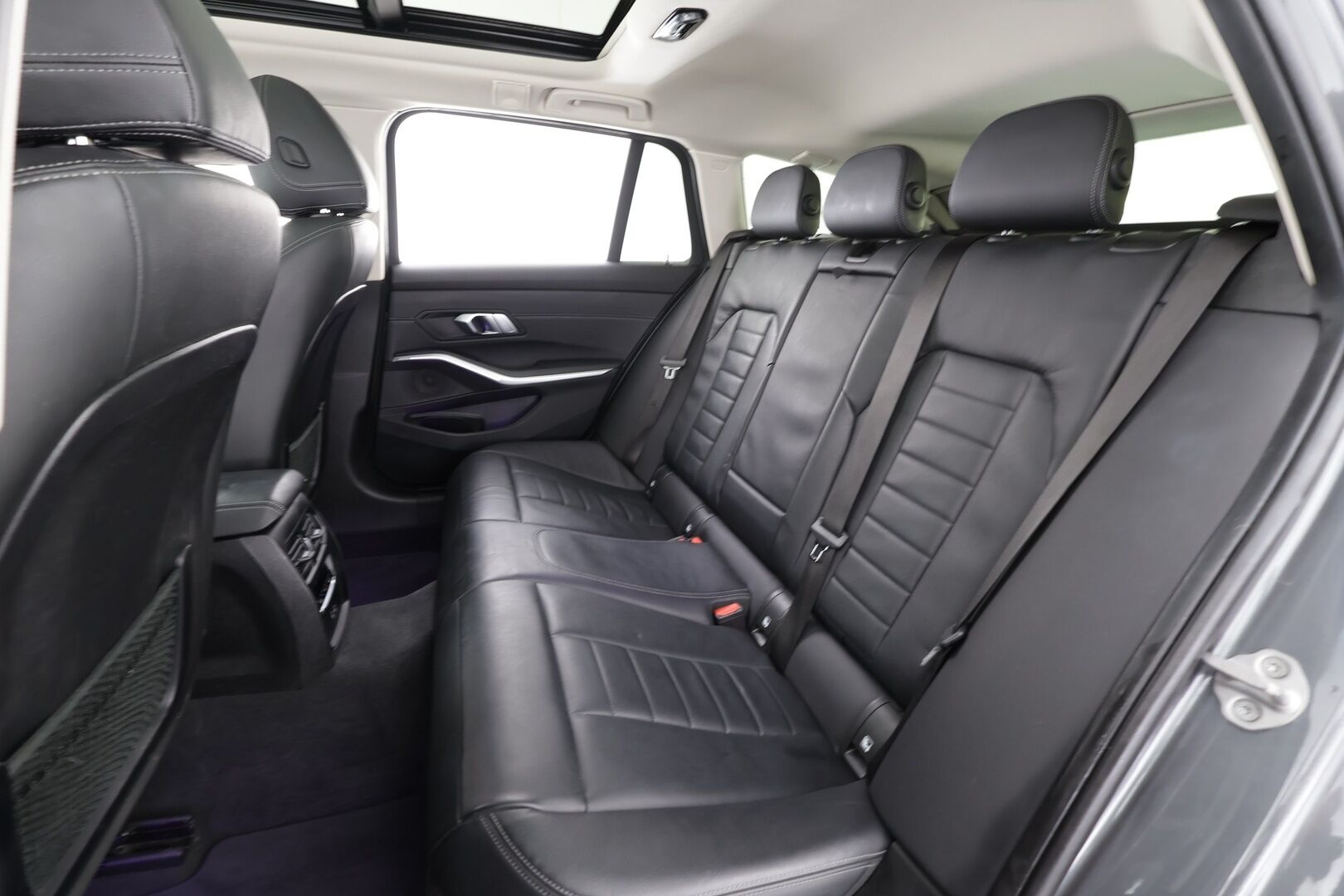 BMW 320 2021 G21 Touring 320d A xDrive Business Luxury MHEV * Adapt.Vakkari / HiFi / Peruutuskamera / LED / Panorama / Vetokoukku / Comfort Access - Lohkolämmitin / Navi / Nahat / Kahdet renkaat aluvanteilla / SUPERVARUSTEET!