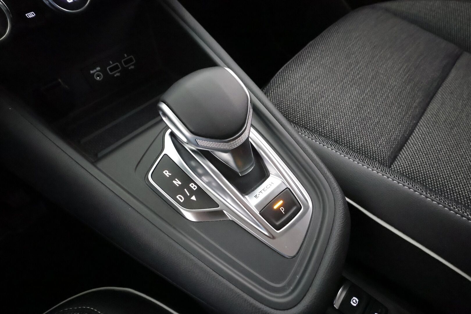 Renault Captur 2021 E-TECH Plug-in hybrid Intens * ACC / LED / P.Kamera / Kaistavahti / Navi / Keyless * - 1-om Suomi-auto / 2x Latauskaapelit / Kahdet renkaat aluvanteilla