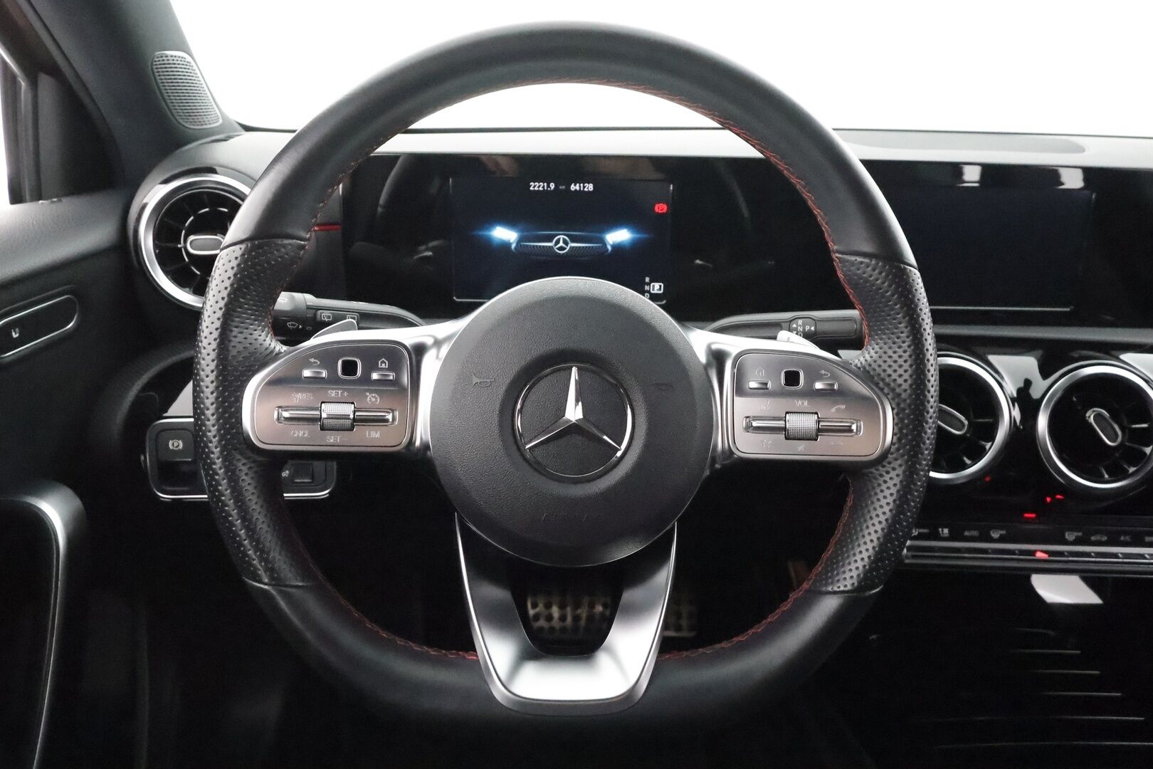 Mercedes-Benz A 2021 180 A Business AMG * Vakkari / Sporttipenkit / Kaistavahti / Navi / LED / P.kamera / Puolinahat * - Suomi-auto / Kahdet renkaat aluvanteilla - HULLUT AVAJAISHULINAT KORKOTARJOUS 3,29 %