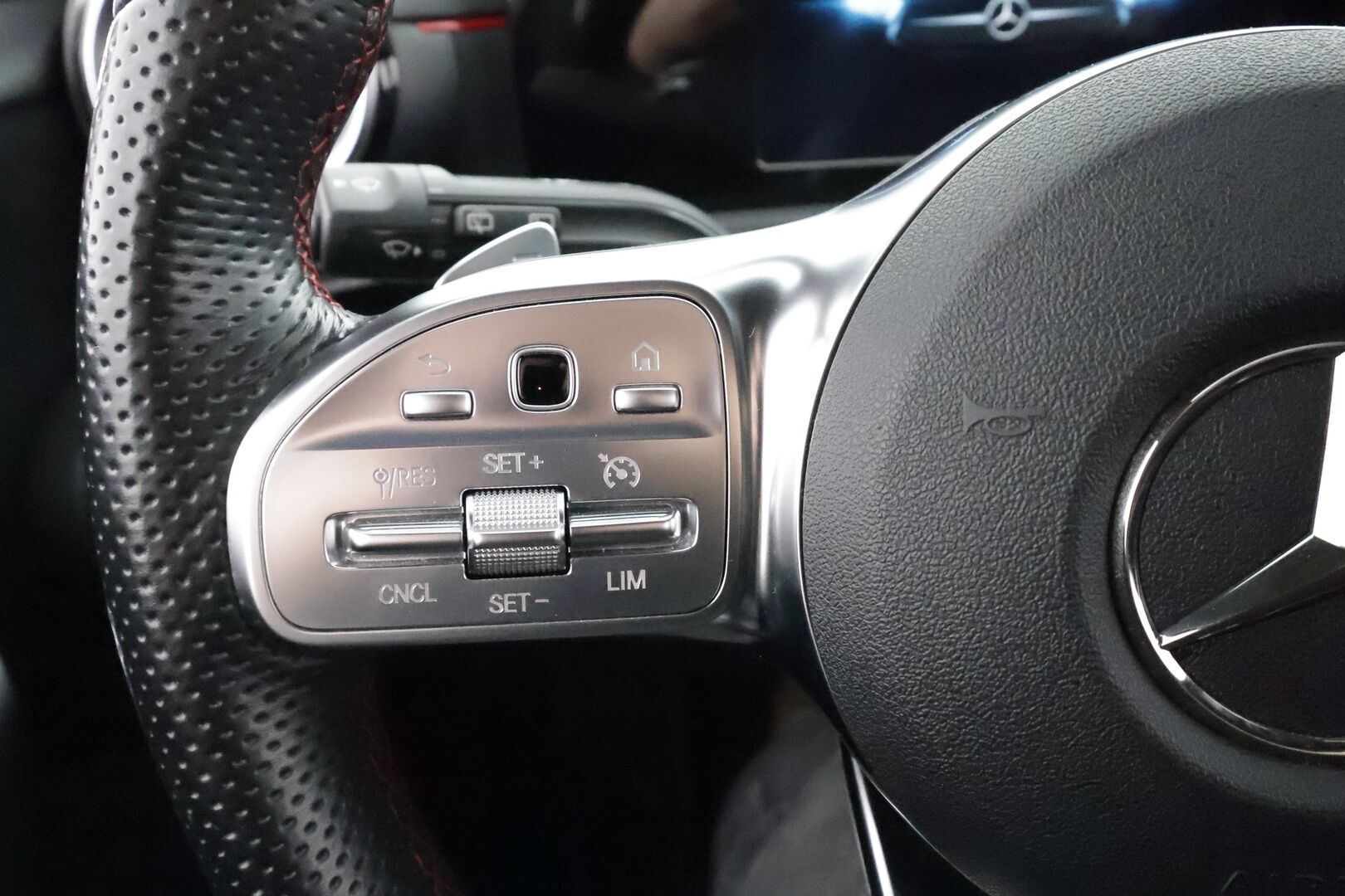 Mercedes-Benz A 2021 180 A Business AMG * Vakkari / Sporttipenkit / Kaistavahti / Navi / LED / P.kamera / Puolinahat * - Suomi-auto / Kahdet renkaat aluvanteilla - HULLUT AVAJAISHULINAT KORKOTARJOUS 3,29 %