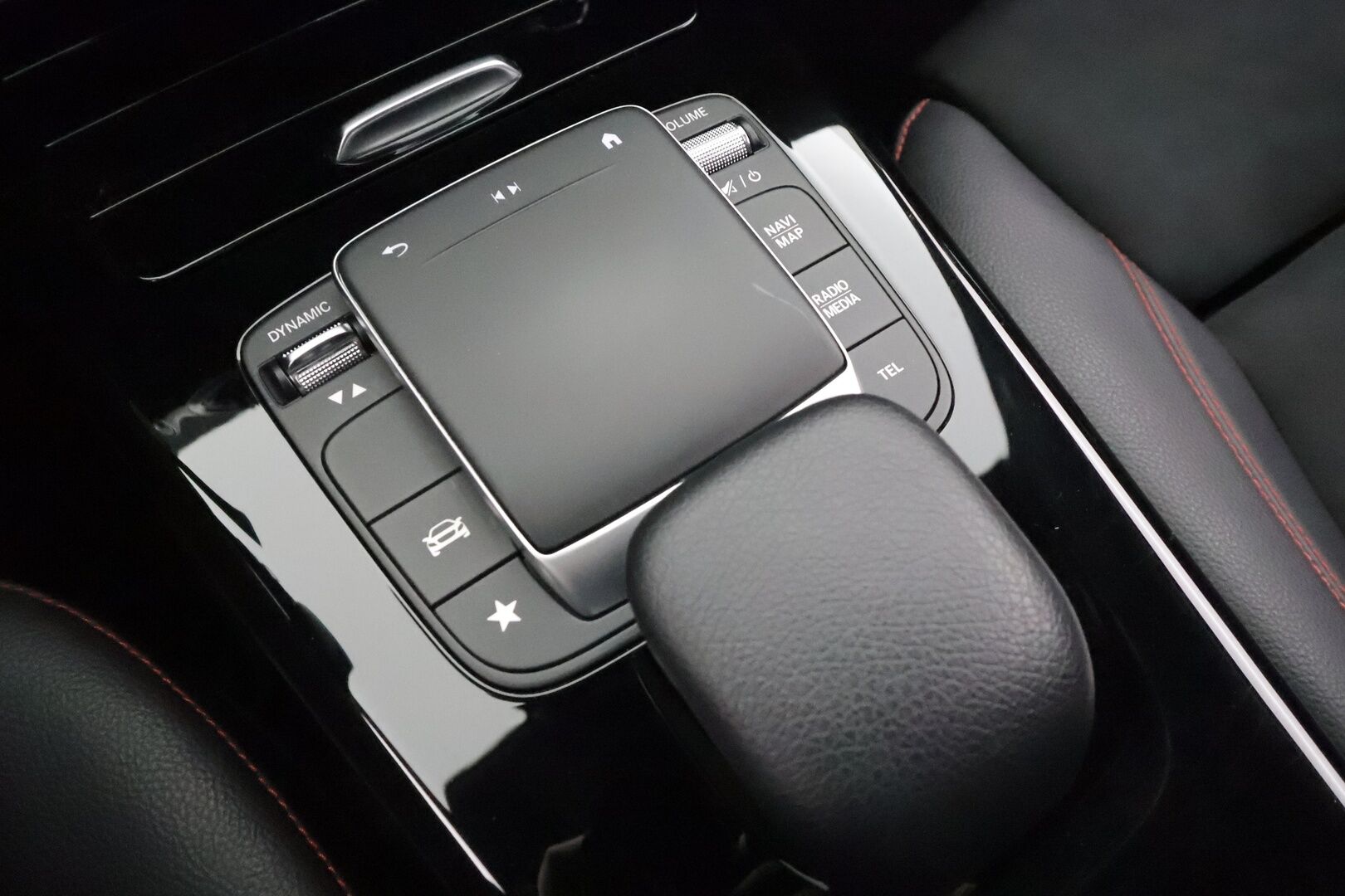 Mercedes-Benz A 2021 180 A Business AMG * Vakkari / Sporttipenkit / Kaistavahti / Navi / LED / P.kamera / Puolinahat * - Suomi-auto / Kahdet renkaat aluvanteilla - HULLUT AVAJAISHULINAT KORKOTARJOUS 3,29 %