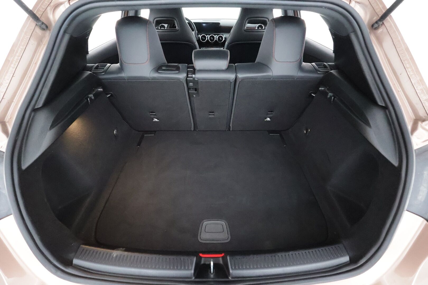 Mercedes-Benz A 2021 180 A Business AMG * Vakkari / Sporttipenkit / Kaistavahti / Navi / LED / P.kamera / Puolinahat * - Suomi-auto / Kahdet renkaat aluvanteilla - HULLUT AVAJAISHULINAT KORKOTARJOUS 3,29 %